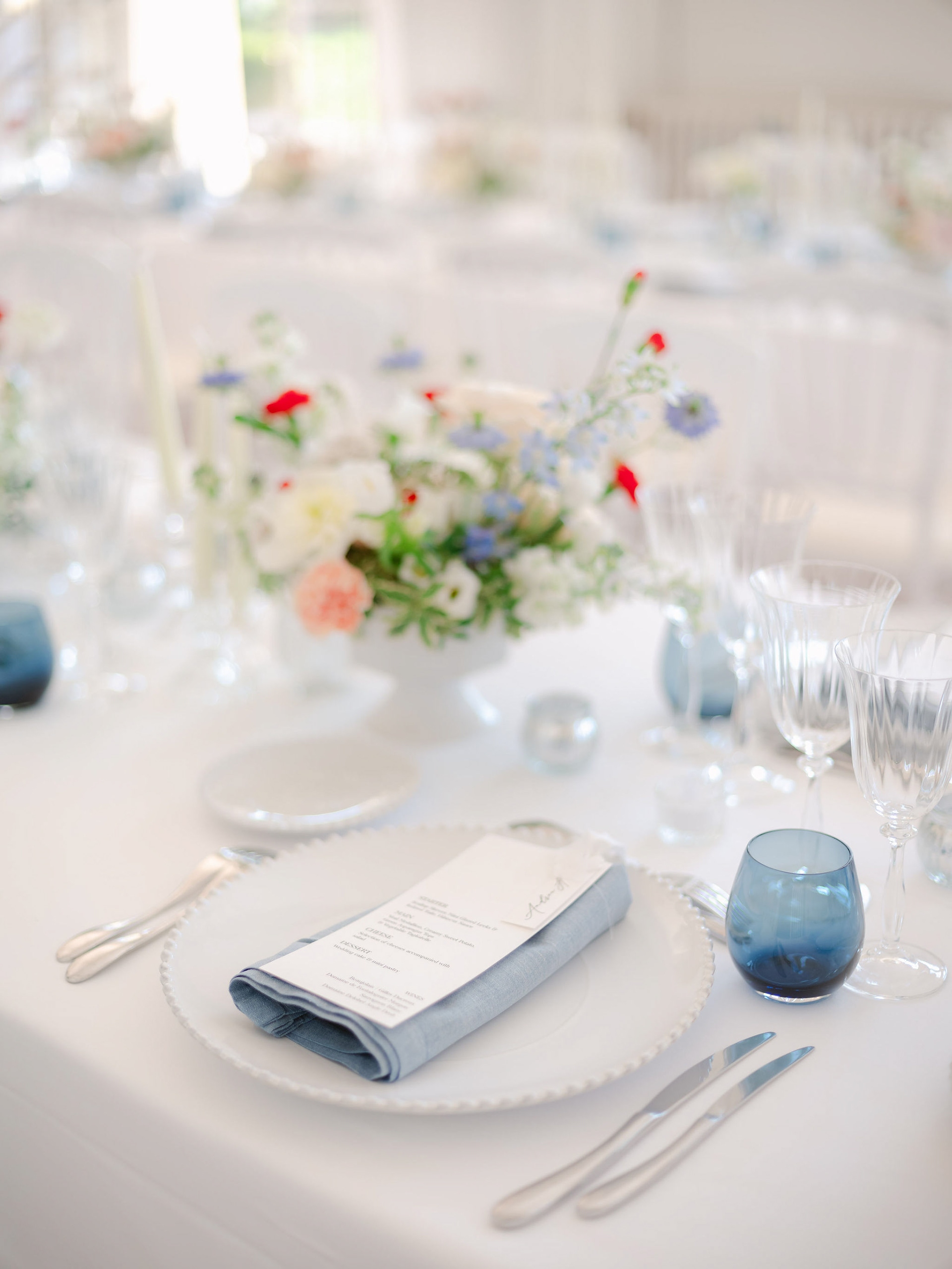 Menu & Marque-place // Wedding Planner et Wedding design @lauraandreawedding // Compositions florales @histoiressauvages // Photo @zephyrkokphotography