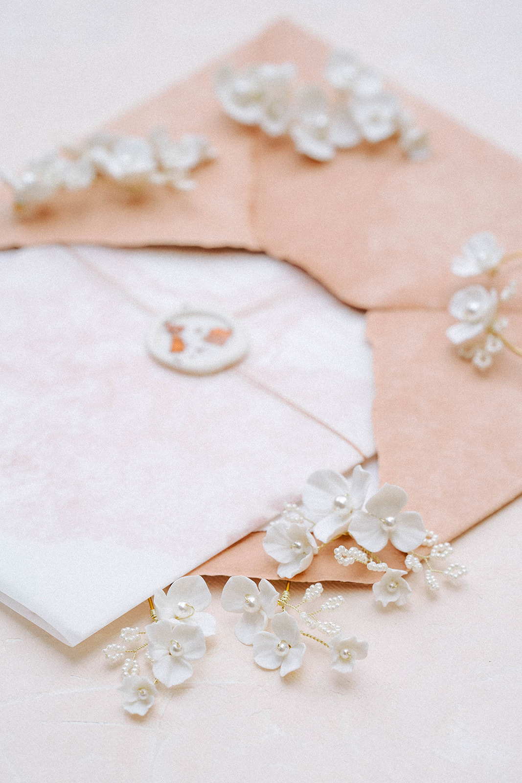 PAPETERIE DE MARIAGE // DESIGN AND PAPIER PUR COTON FAIT MAIN // ENVELOPPE FAIT MAIN // CALQUE ILLUSTRÉ D'UN OLIVIER // Photo @vivienmalagnat II Bijoux et flatlay par @sohelo_bijouxmariage