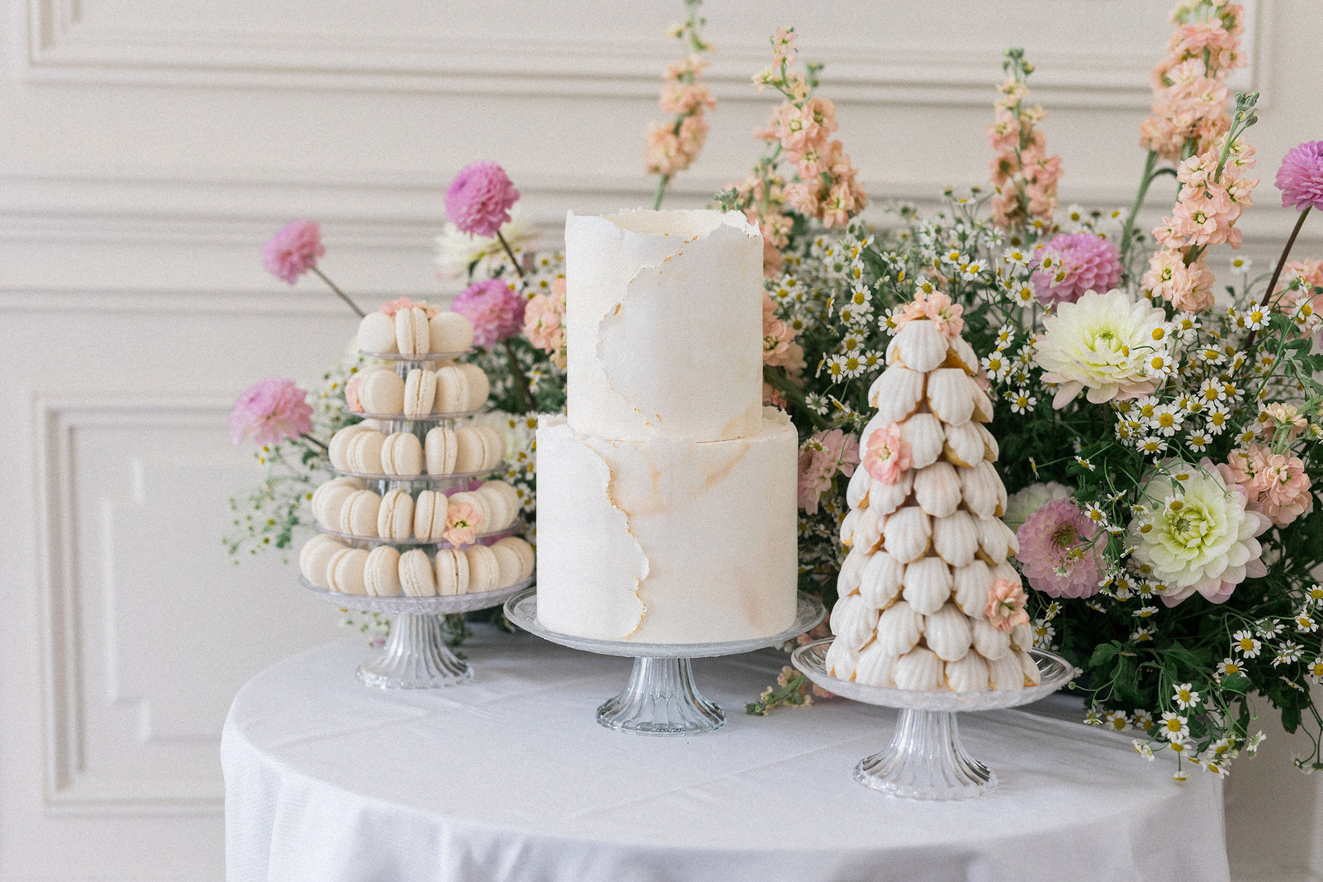 WEDDIN CAKE // MACARONS ET MADELEINES @madeleinesetmacarons // DA et design floral @veroniquelorre // @chaismonnet // @audelucasphotography