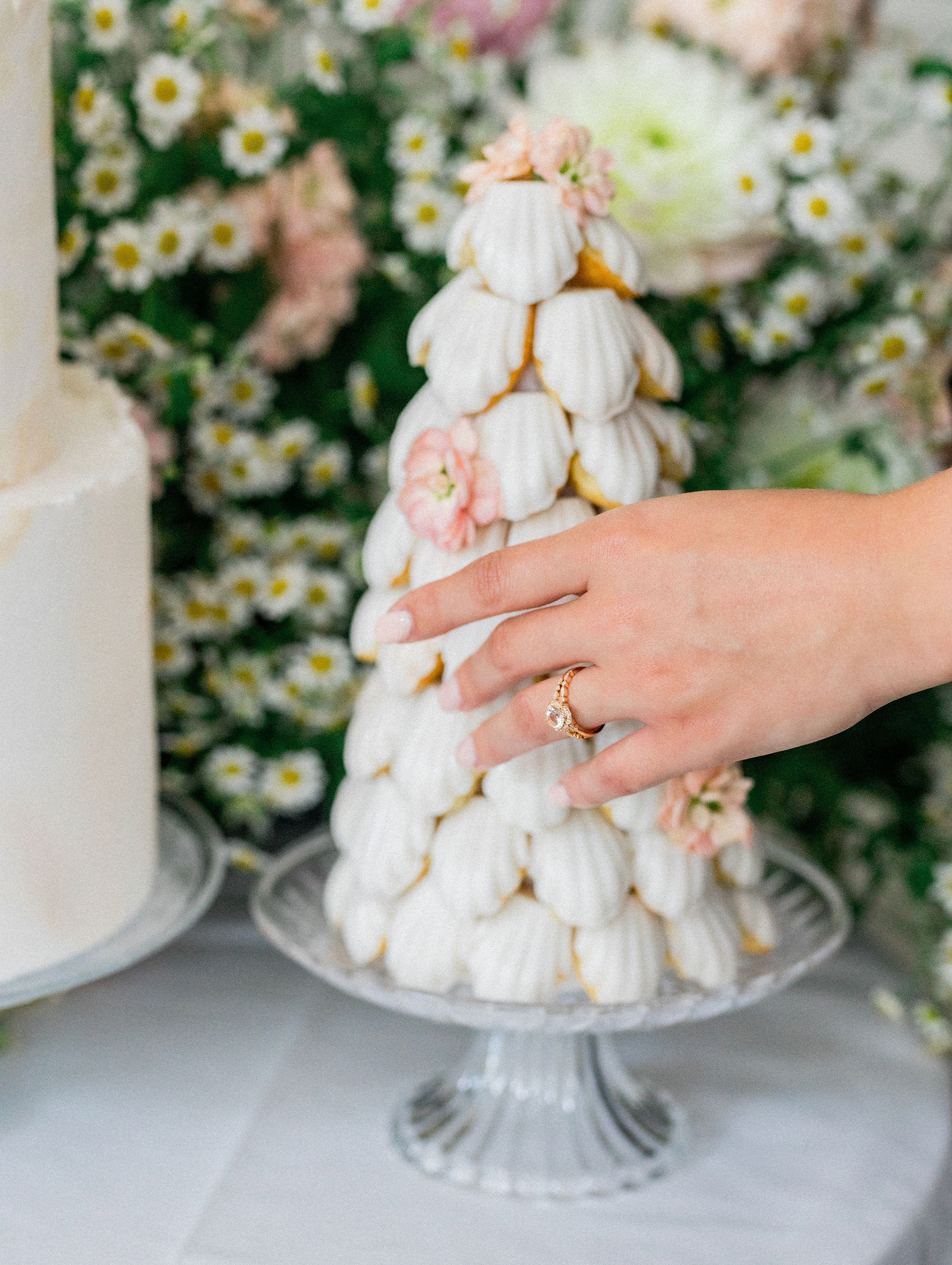 WEDDIN CAKE // MACARONS ET MADELEINES @madeleinesetmacarons // DA et design floral @veroniquelorre // @chaismonnet // @audelucasphotography