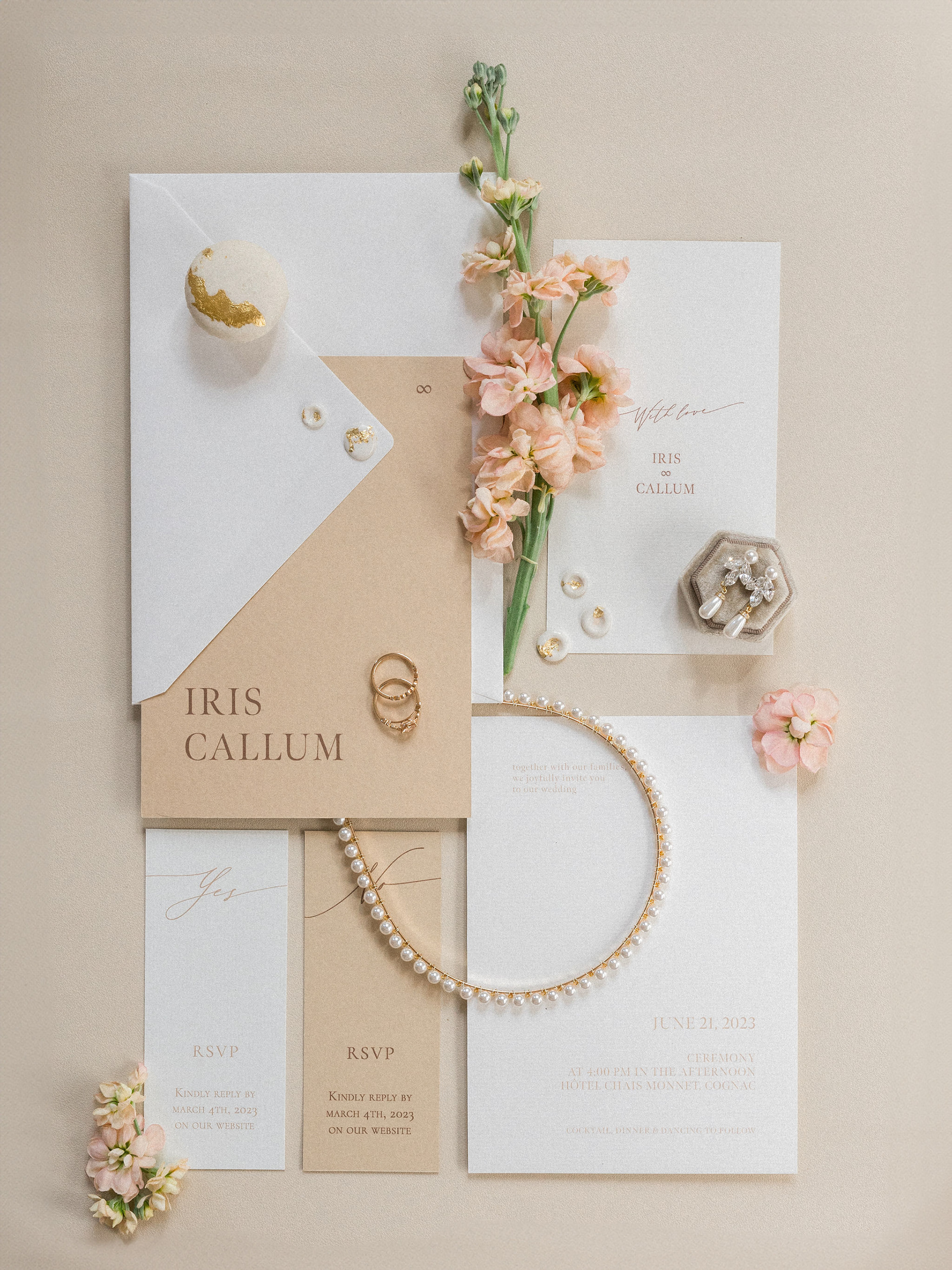 CREATION D'UN SET DE PAPETERIE DE MARIAGE MODERNE ET ELEGANT // PAPIER DE CREATION // FAIRE-PART // RSVP // IMPRESSION DUPLEX PAPIER DE CREATIONS ECRIN FAIT MAIN papier de creation et feuille d'or DA ET FLORAL DESIGN @veroniquelorre I photo @audelucas.weddingphotography I Bijoux : @sohelo_bijouxmariages I Mignardises @madeleinesetmacarons I @hotelchaismonnetandspa I Wedding Ring s: @celinni_diamant_bordeaux