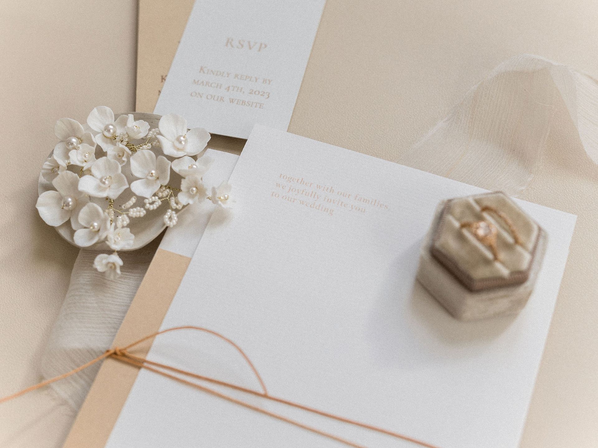 CREATION D'UN SET DE PAPETERIE DE MARIAGE MODERNE ET ELEGANT // PAPIER DE CREATION // FAIRE-PART // RSVP // IMPRESSION DUPLEX PAPIER DE CREATIONS ECRIN FAIT MAIN papier de creation et feuille d'or DA ET FLORAL DESIGN @veroniquelorre I photo @audelucas.weddingphotography I Bijoux : @sohelo_bijouxmariages I Mignardises @madeleinesetmacarons I @hotelchaismonnetandspa I Wedding Ring s: @celinni_diamant_bordeaux