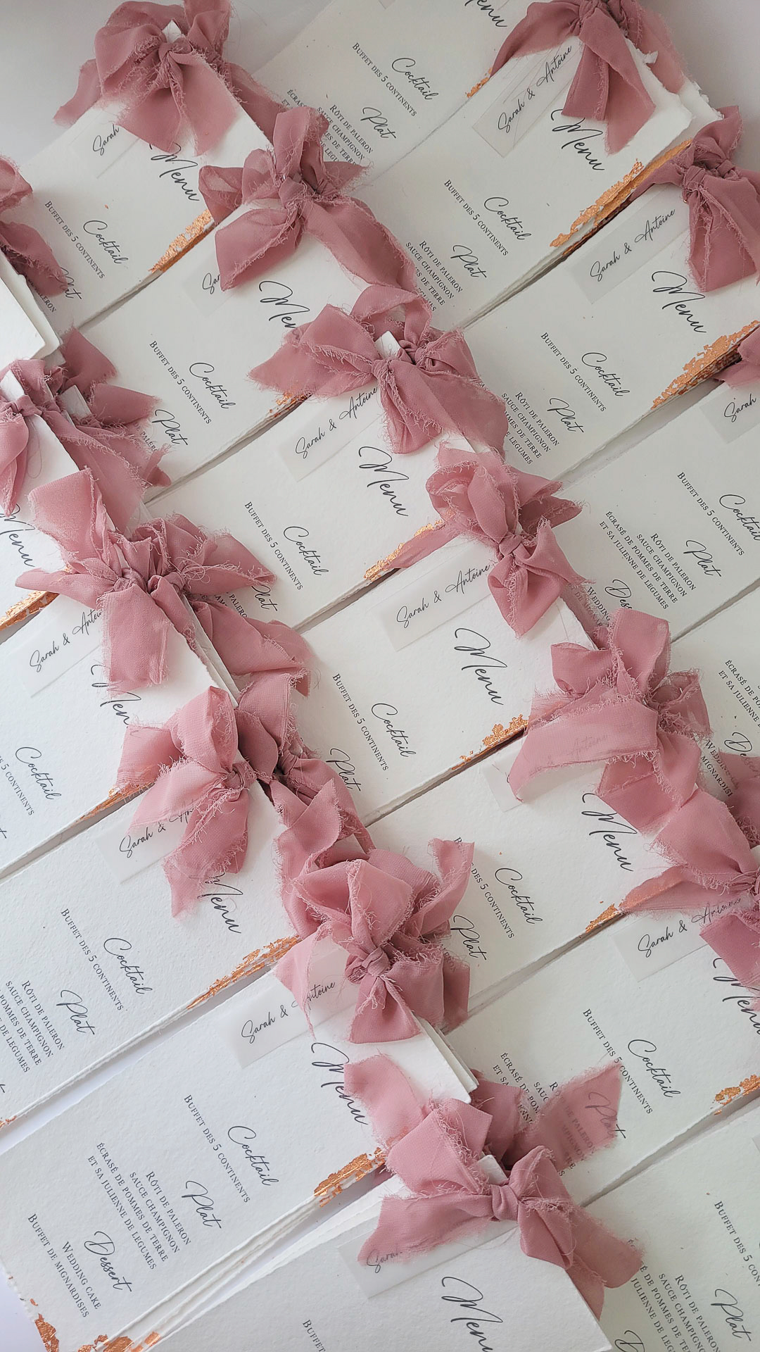 MENU SUR MESURE // PAPIER PUR CONTON FAIT MAIN // EMBELLISSEMENT FEUILLE DE CUIVRE// CALQUE ET RUBAN - PHOTO BY INSIEME CREATIONS