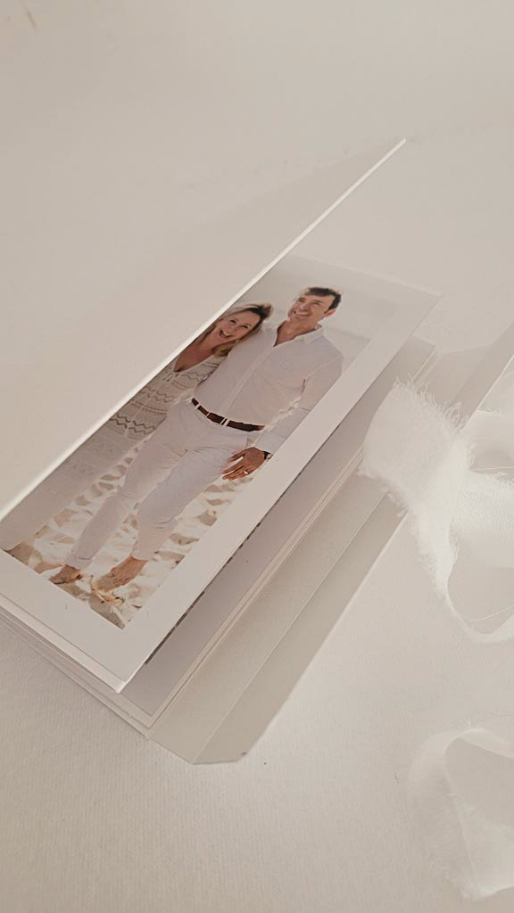Un écrin et son livret fait-main // papier de creation // recensant photos et mot d'Amour
