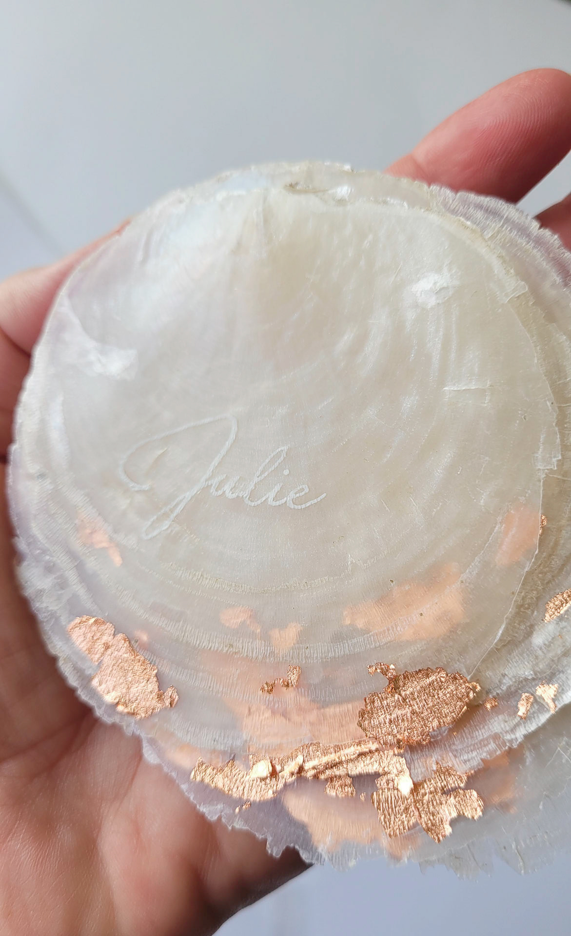 MARQUE PLACE // NACRE NATURELLE // CALLIGRAPHIEE A LA PLUME // EMBELLISSEMENT FEUILLE DE CUIVRE // PHOTO PAR INSIEME CREATIONS