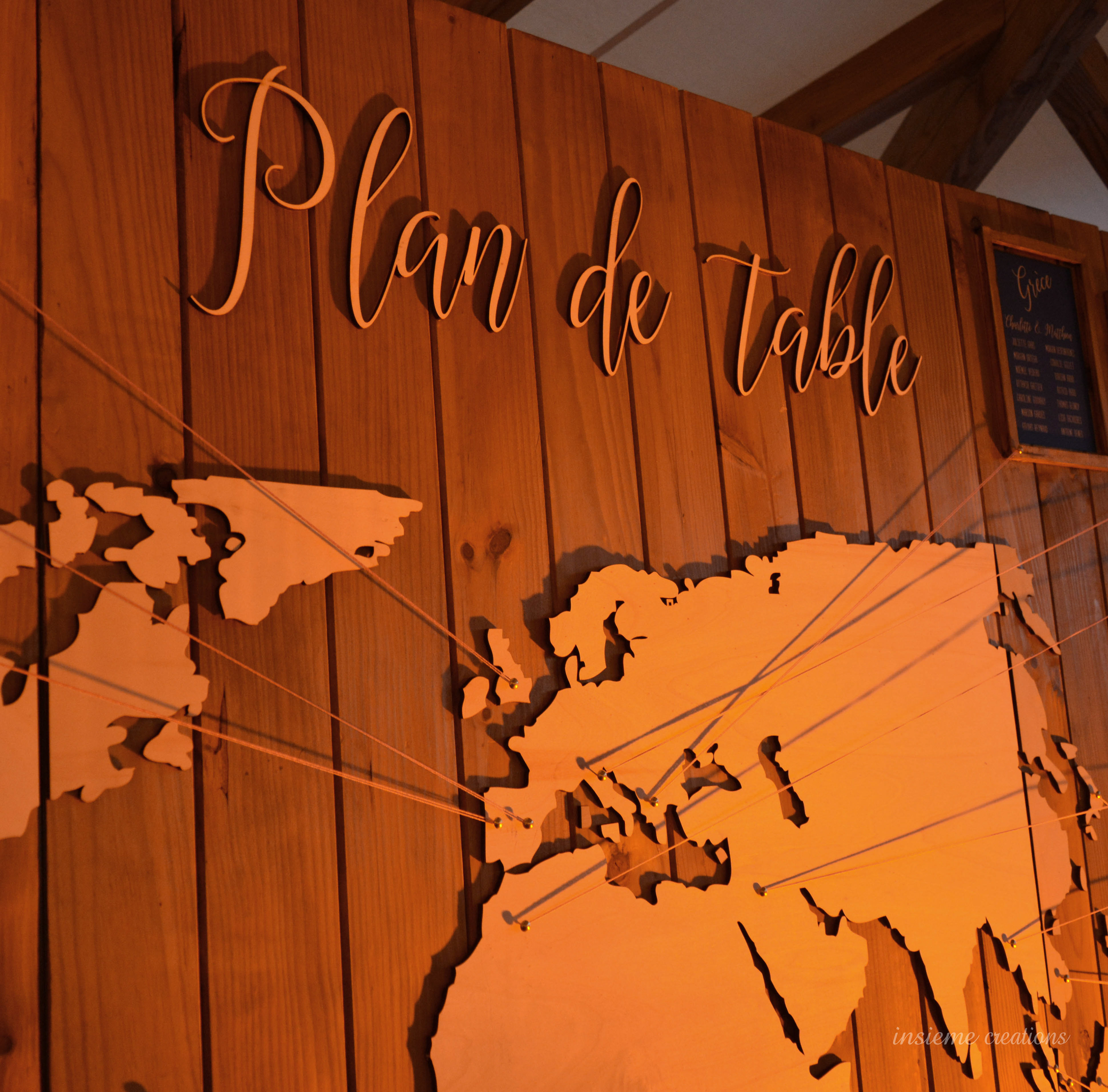 PLAN DE TABLE THEME DU VOYAGE / FORMAT 200X300 CM / PLANISPHÈRE SUR MESURE DECOUPÉE AU LASER / MONTAGE FAIT MAIN / PIECE UNIQUE / GRAPHIC DESIGN ET PAPETERIE ASSORTIE