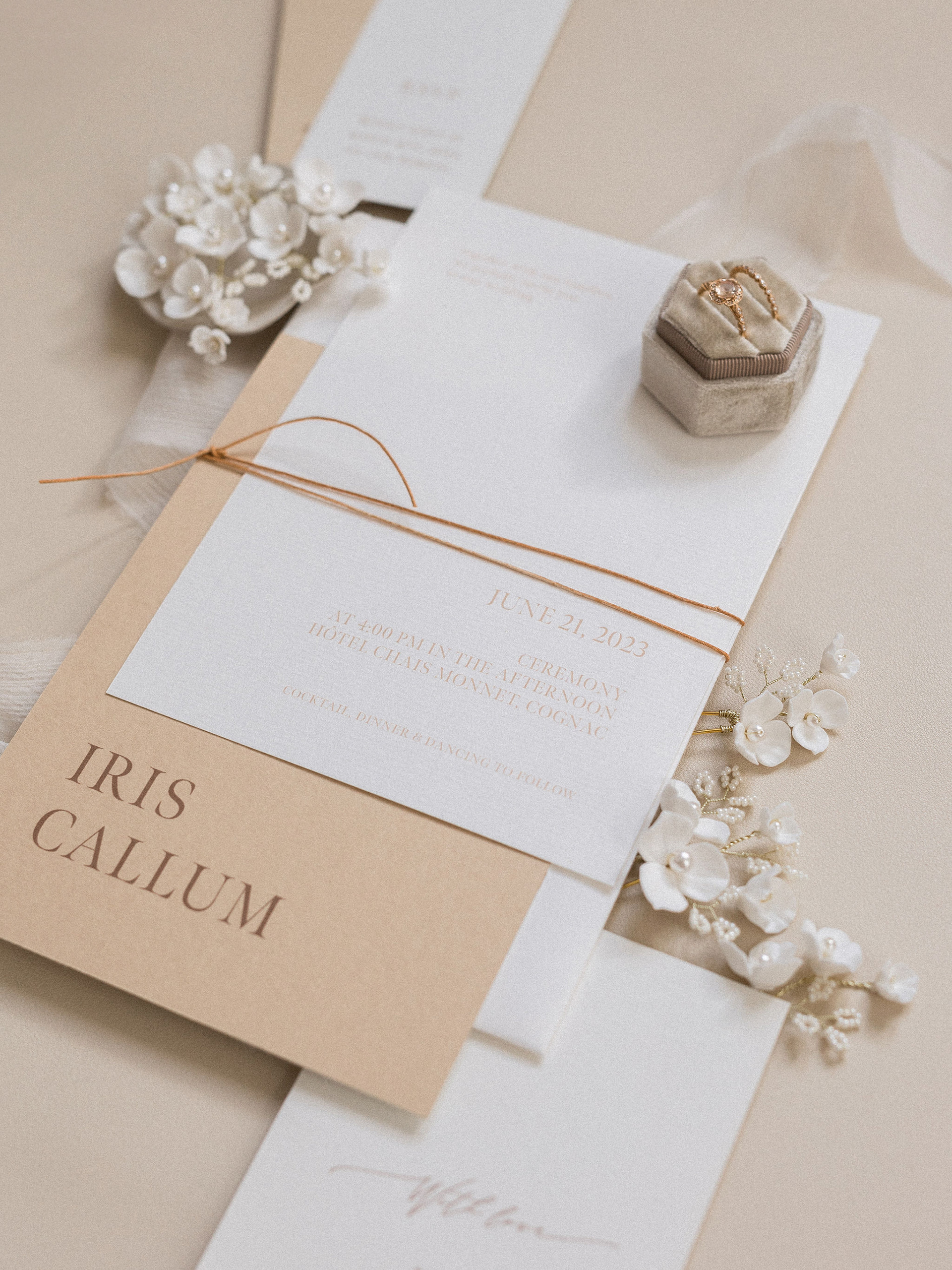 CREATION D'UN SET DE PAPETERIE DE MARIAGE MODERNE ET ELEGANT // PAPIER DE CREATION // FAIRE-PART // RSVP // IMPRESSION DUPLEX PAPIER DE CREATIONS ECRIN FAIT MAIN papier de creation et feuille d'or DA ET FLORAL DESIGN @veroniquelorre I photo @audelucas.weddingphotography I Bijoux : @sohelo_bijouxmariages I Mignardises @madeleinesetmacarons I @hotelchaismonnetandspa I Wedding Ring s: @celinni_diamant_bordeaux