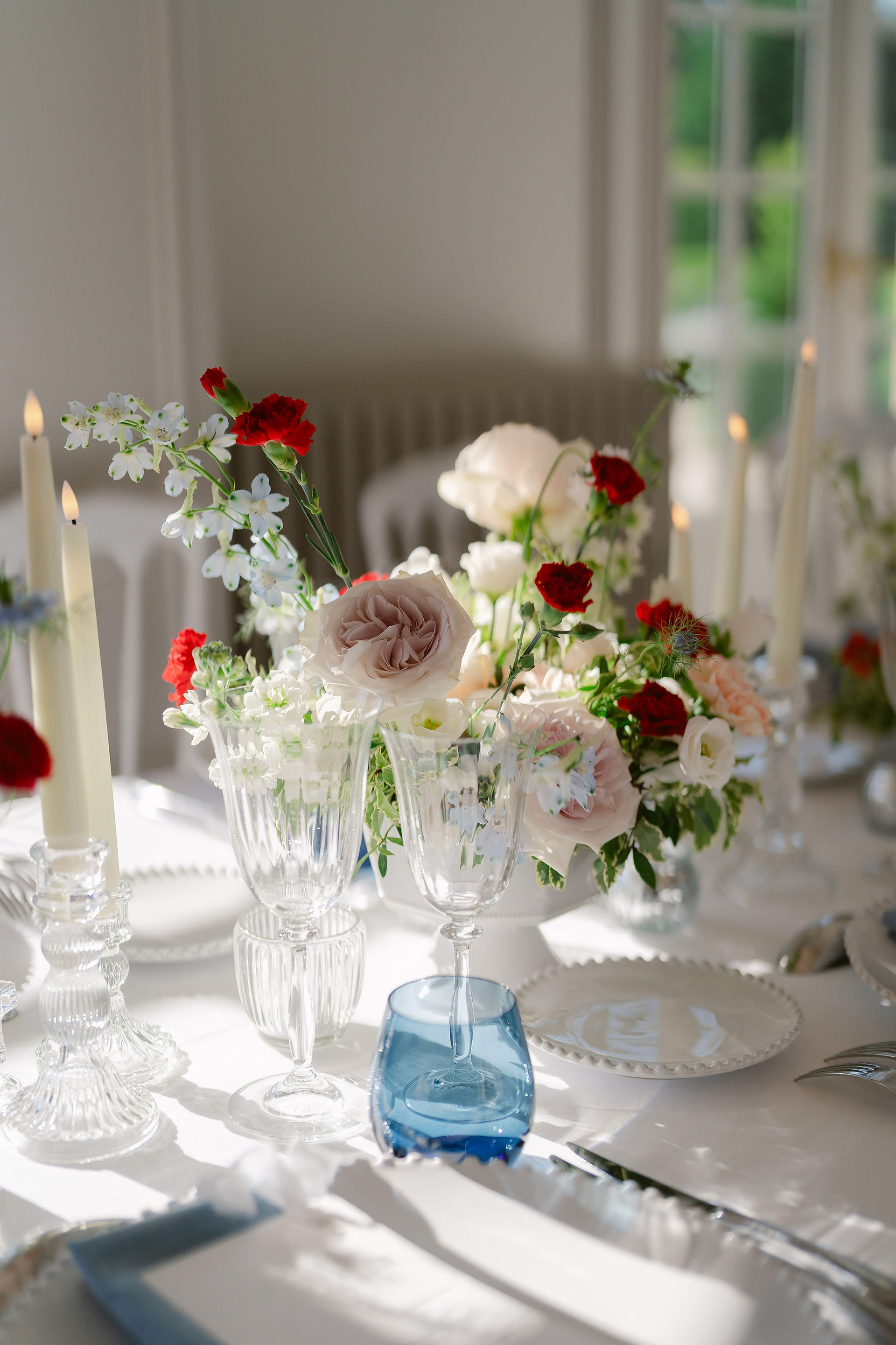 Wedding Planner et Wedding design @lauraandreawedding // Compositions florales @histoiressauvages // Photo @zephyrkokphotography