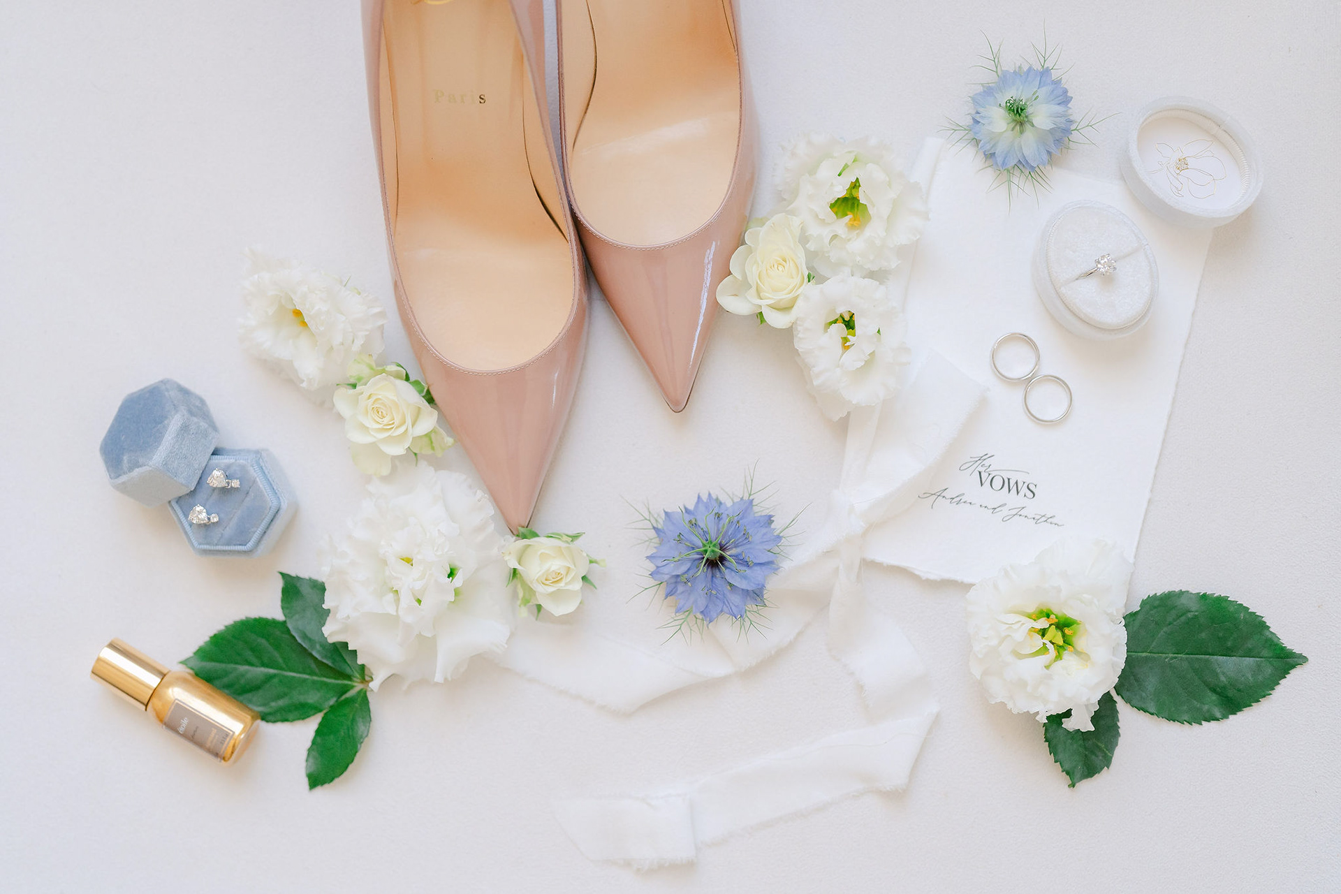 LIVRET DE VOEUX // DESIGN // PAPIER PUR COTON FAIT-MAIN VOWS BOOKLET // HANDMADE COTTON PAPER Photo @Zephyrkokphotography / fleurs @histoiressauvages // Escarpins @louboutin