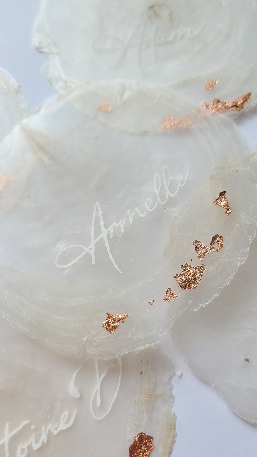 MARQUE PLACE // NACRE NATURELLE // CALLIGRAPHIEE A LA PLUME // EMBELLISSEMENT FEUILLE DE CUIVRE // PHOTO PAR INSIEME CREATIONS