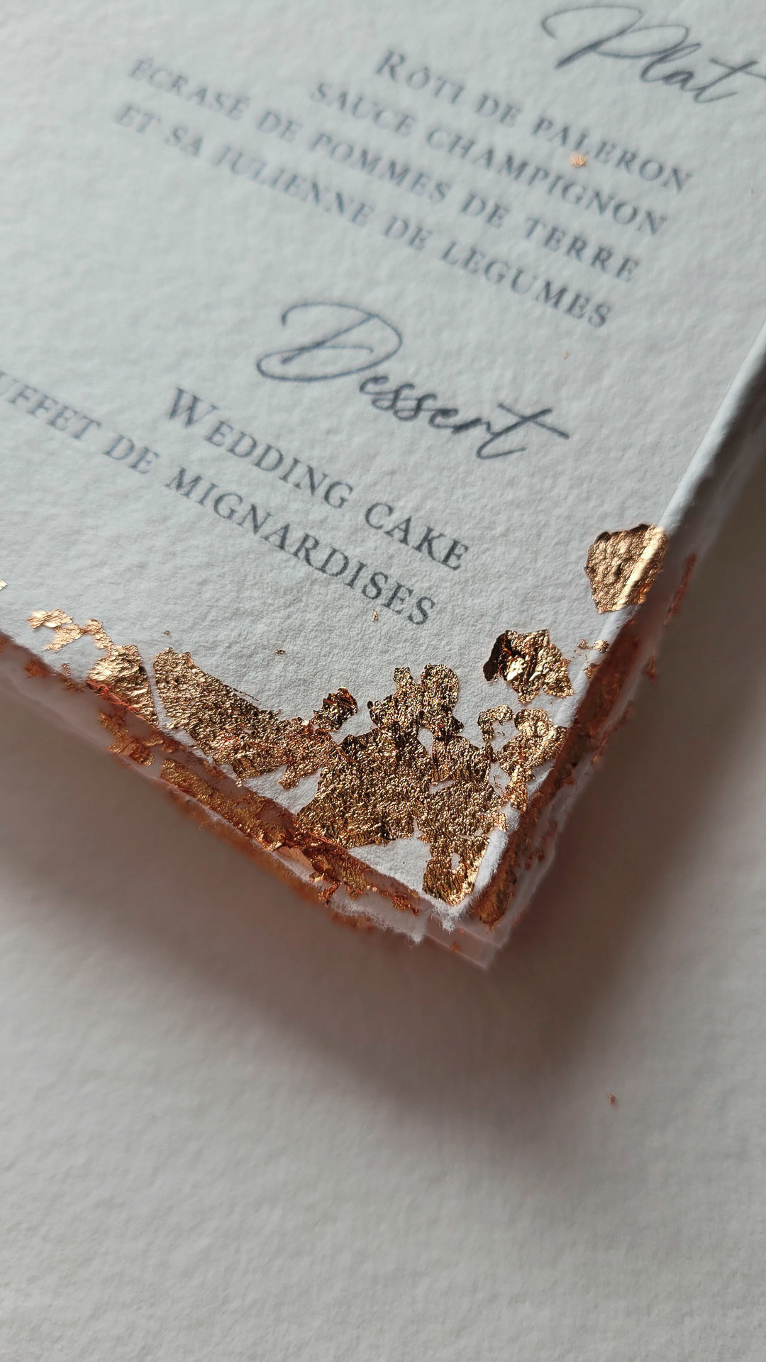 MENU SUR MESURE // PAPIER PUR CONTON FAIT MAIN // EMBELLISSEMENT FEUILLE DE CUIVRE// CALQUE ET RUBAN - PHOTO BY INSIEME CREATIONS