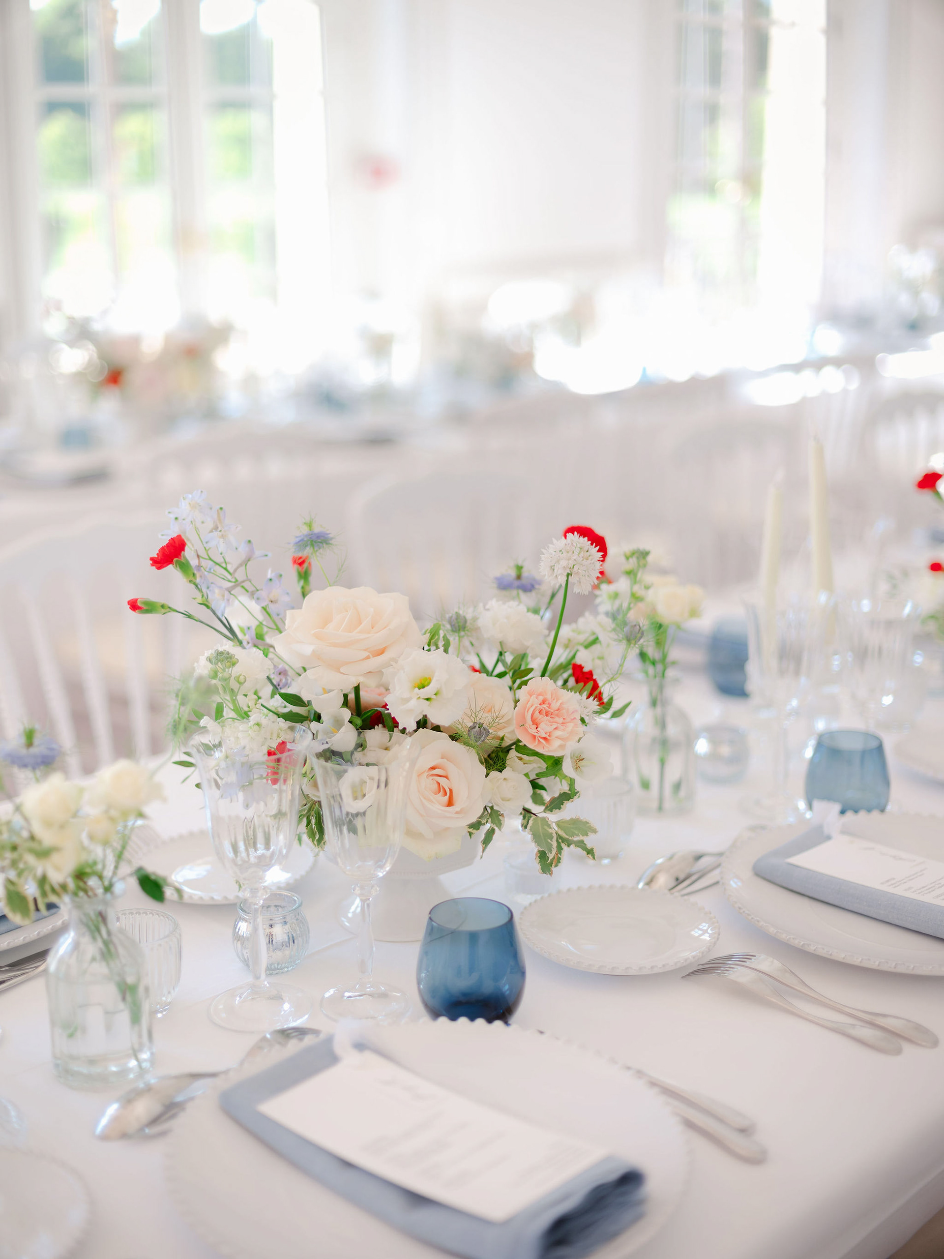 Menu & Marque-place // Wedding Planner et Wedding design @lauraandreawedding // Compositions florales @histoiressauvages // Photo @zephyrkokphotography