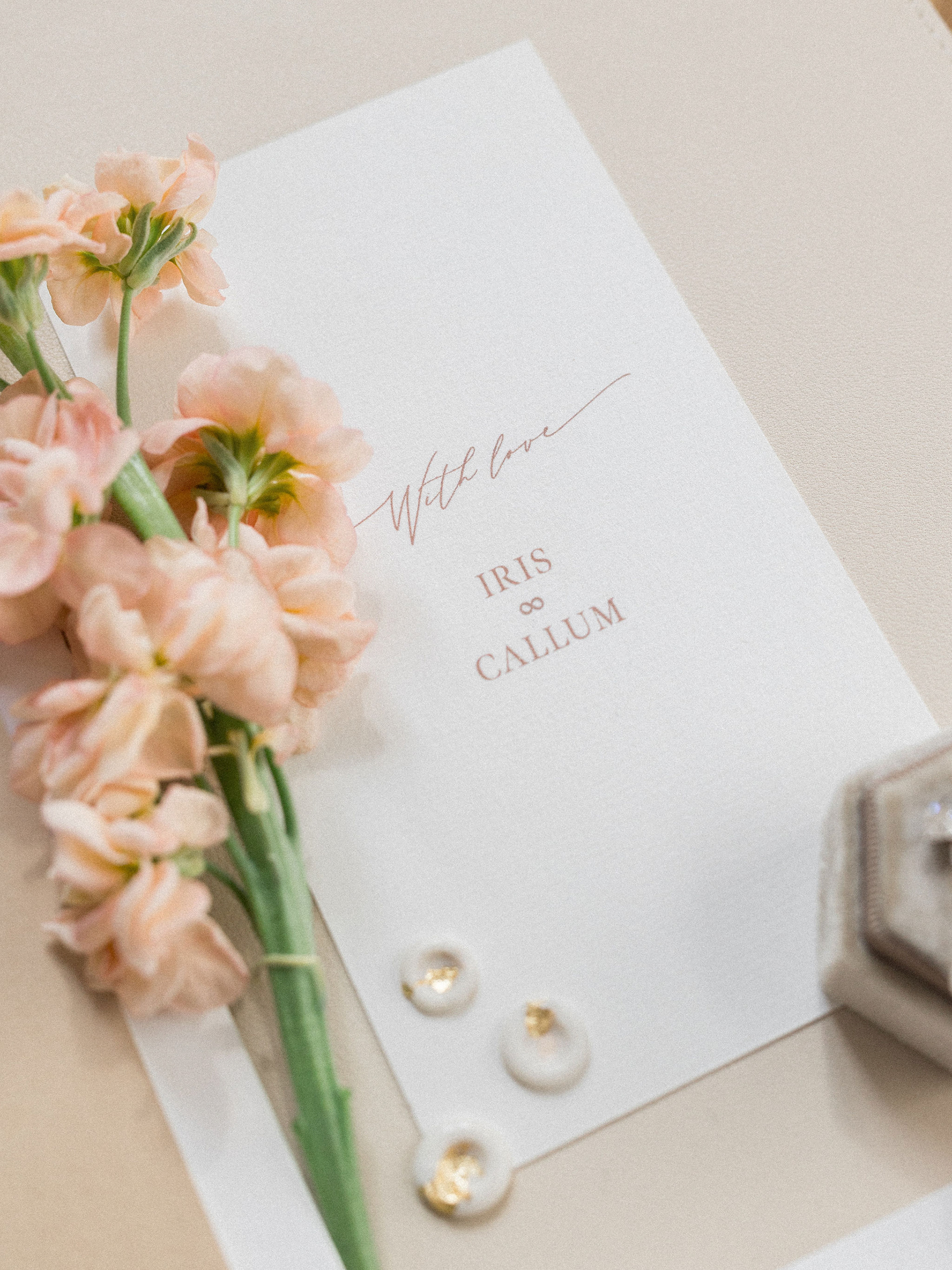 CREATION D'UN SET DE PAPETERIE DE MARIAGE MODERNE ET ELEGANT // PAPIER DE CREATION // FAIRE-PART // RSVP // IMPRESSION DUPLEX PAPIER DE CREATIONS ECRIN FAIT MAIN papier de creation et feuille d'or DA ET FLORAL DESIGN @veroniquelorre I photo @audelucas.weddingphotography I Bijoux : @sohelo_bijouxmariages I Mignardises @madeleinesetmacarons I @hotelchaismonnetandspa I Wedding Ring s: @celinni_diamant_bordeaux
