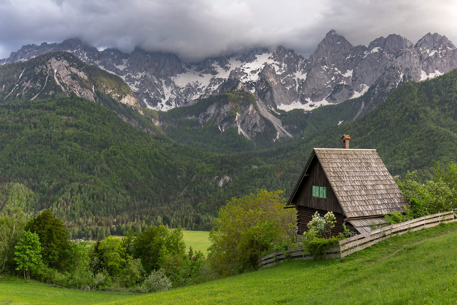 slovenia, small mountain hut, lonely traveler, place to live, house in the mountains, jak cestovat