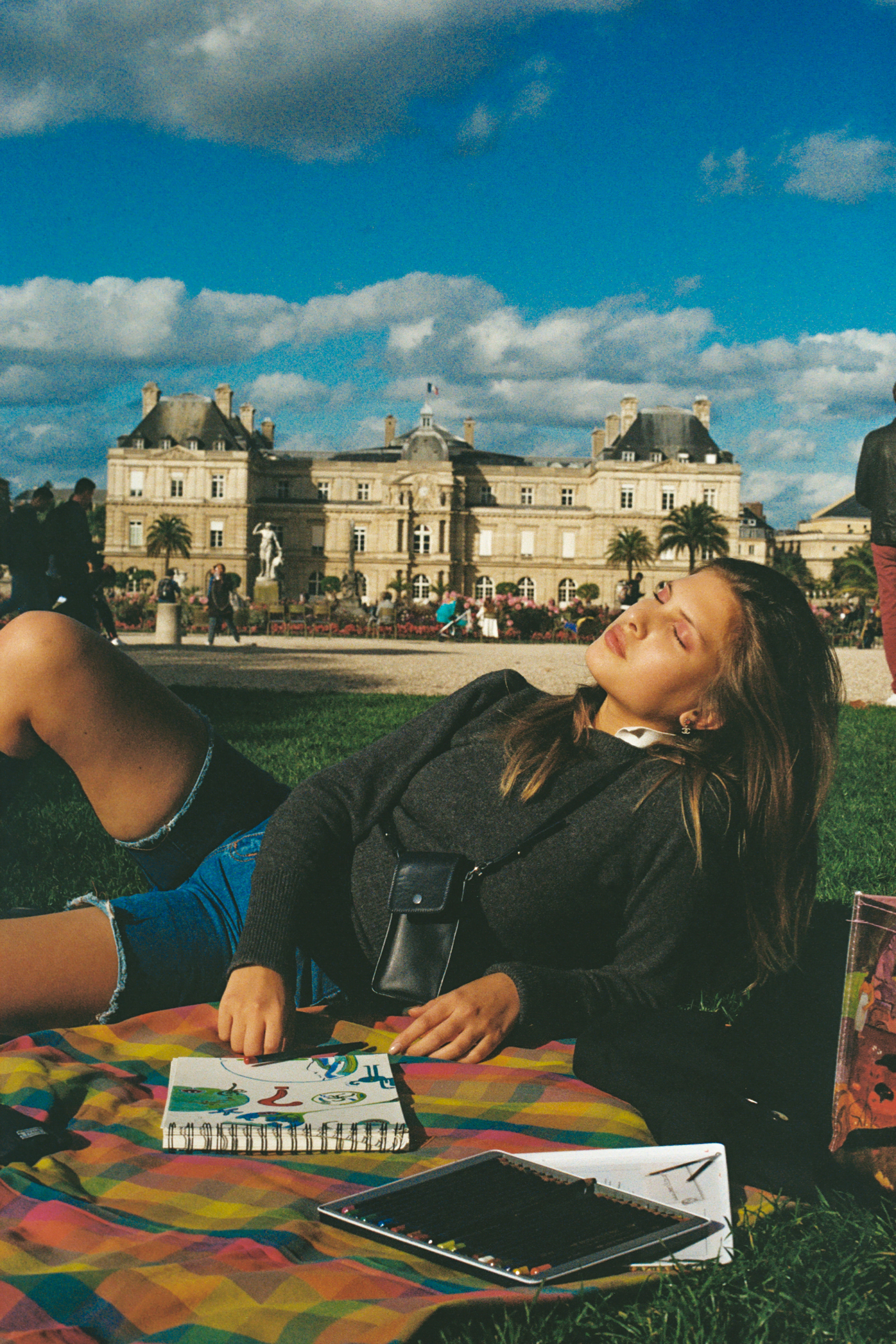 Luli en paris tomando sol - film 35mm