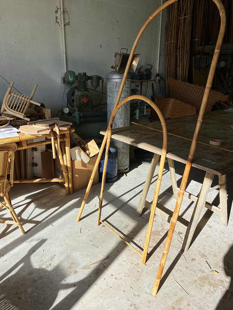 Two pieces of rattan transformed in arcs, thanks to the bending technique