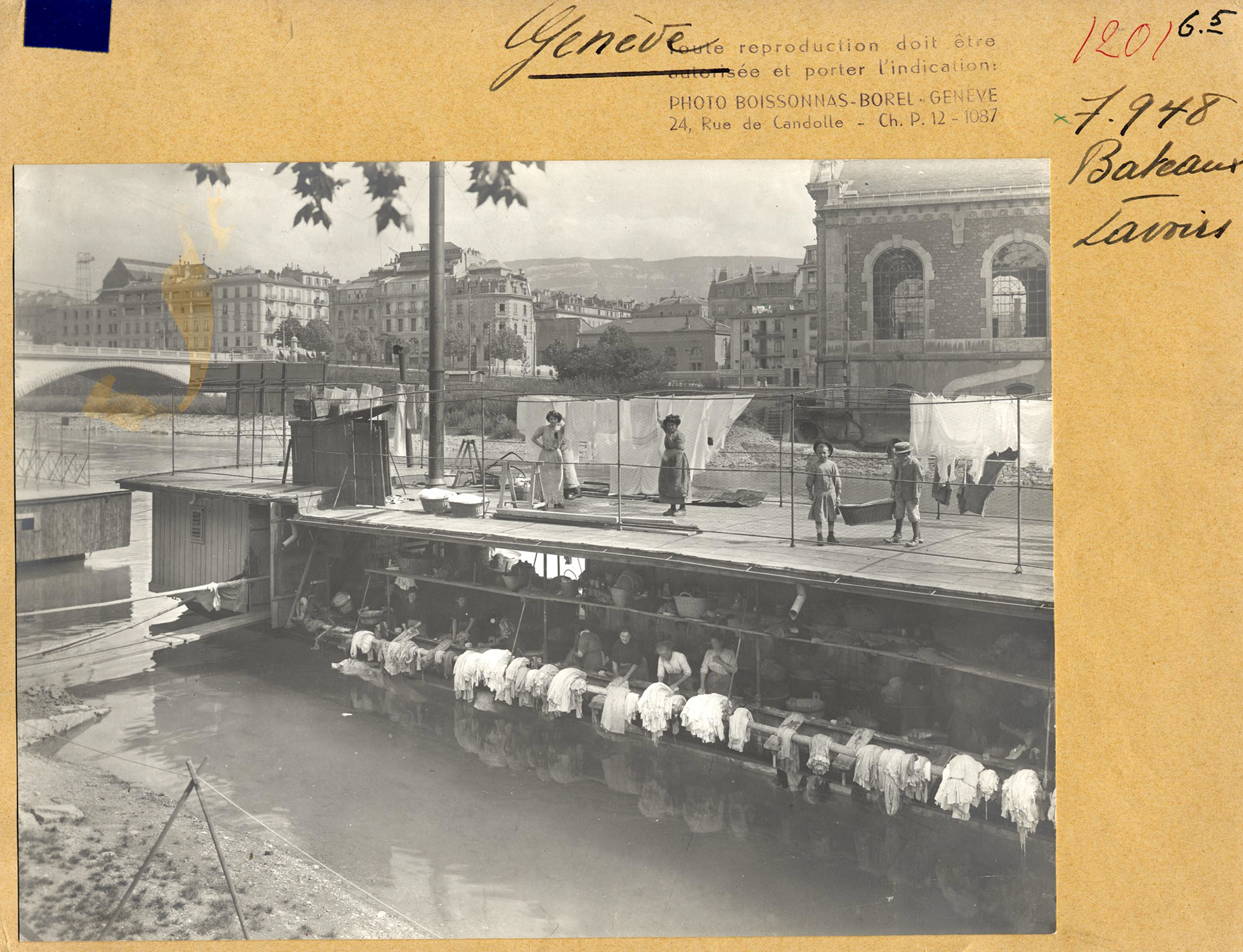 The "Lavandières" working on their wash boat in 1948 / ©Ville de Genève