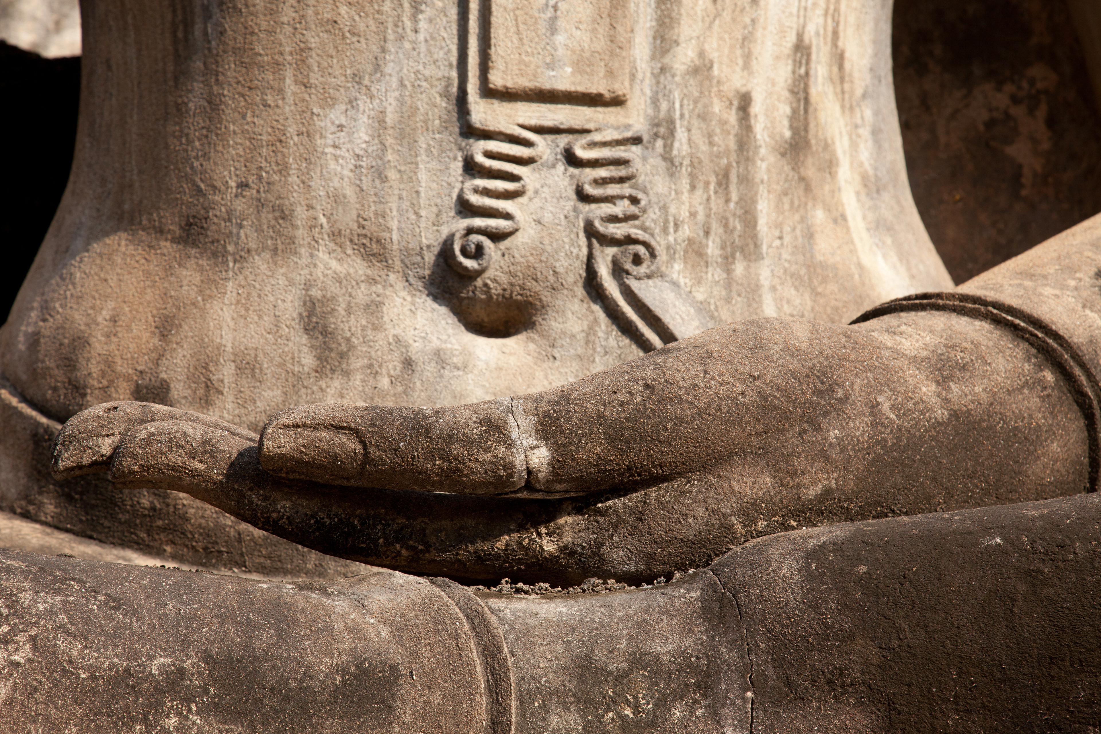 d'ou vient la sophrologie- histoire et origine - les influences orientales - en photo: le yoga: une approche globale de l'individu: le corps (qui vit dans l'instant présent) le mental et l'émotionnel sont liés (yoga signifie "union" en sanskrit),