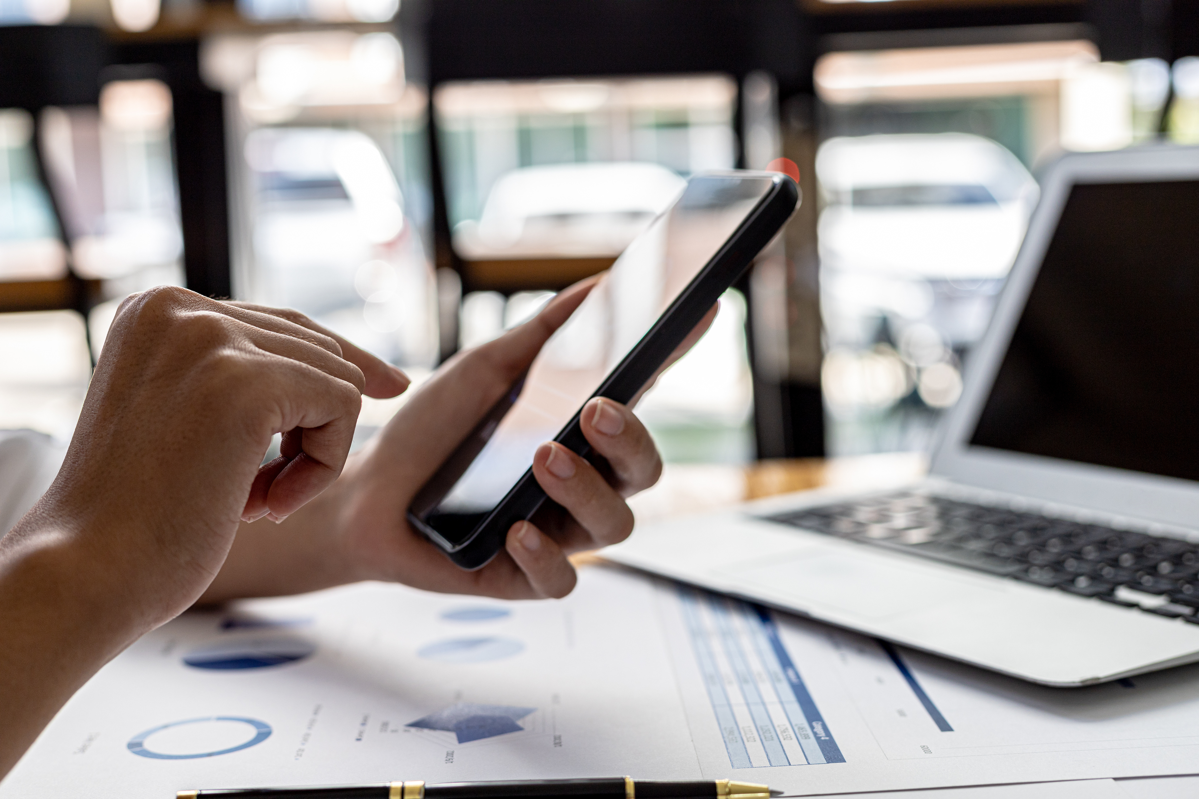 tele consultation ou visio-consulation par téléphone ou ordinateur: consultation de sophrologie avec un sophrologue, à distance, pour les expats, les expatriés, ou les personnes vivant dans des lieux isolés,  ou avec des difficultés à se déplacer - simplicité de la Visio-consultation, par téléphone ou ordinateur, par sophrologue diplômée et certifiée, en France et en Suisse