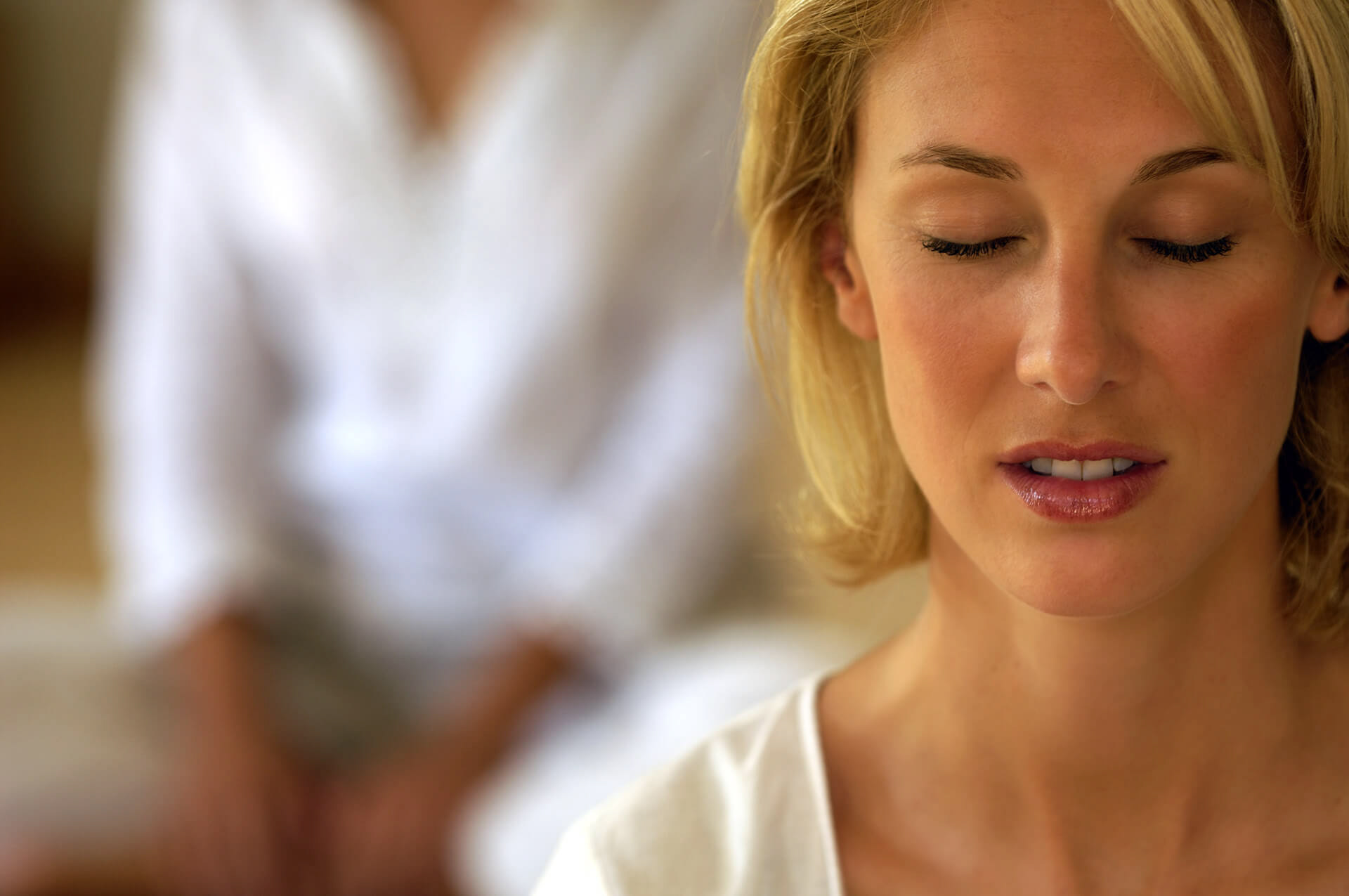 Séance de sophrologie pour retrouver le calme intérieur et apaiser le stress émotionnel.
