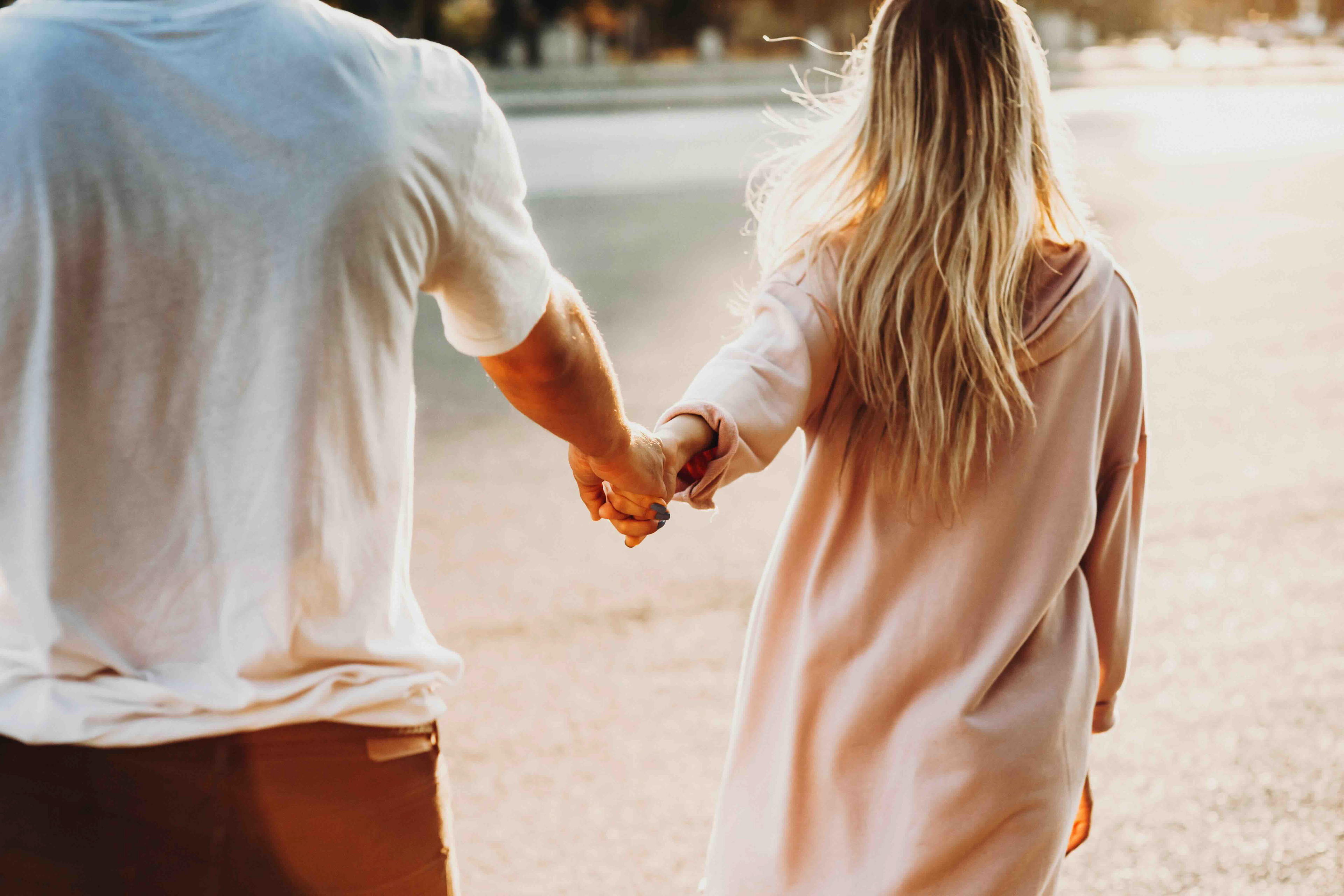 Couple avançant ensemble vers une relation plus sereine et une meilleure communication