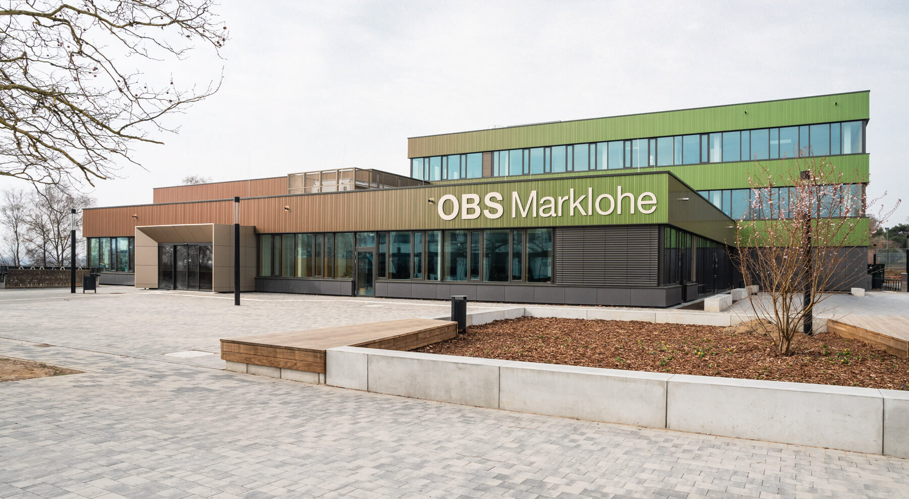 Eingangsbereich und moderne Fassade der OBS Marklohe (Arge Trapez Architektur / eggersmende architekten) – Architekturfotografie