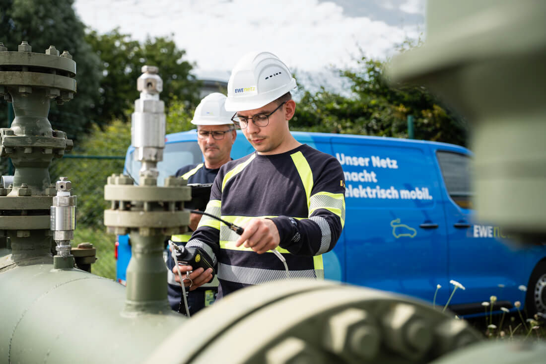 Produktion von Key-Visuals und Fotos für den Bildpool von EWE Netz in der Metropolregion Hamburg. Hier: Zwei Mitarbeiter messen in einer Gasregelanlage.