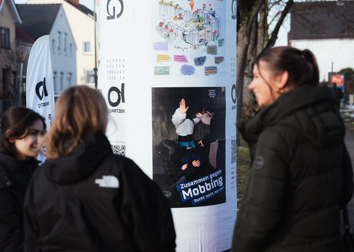 Das Plakat wird besprochen.