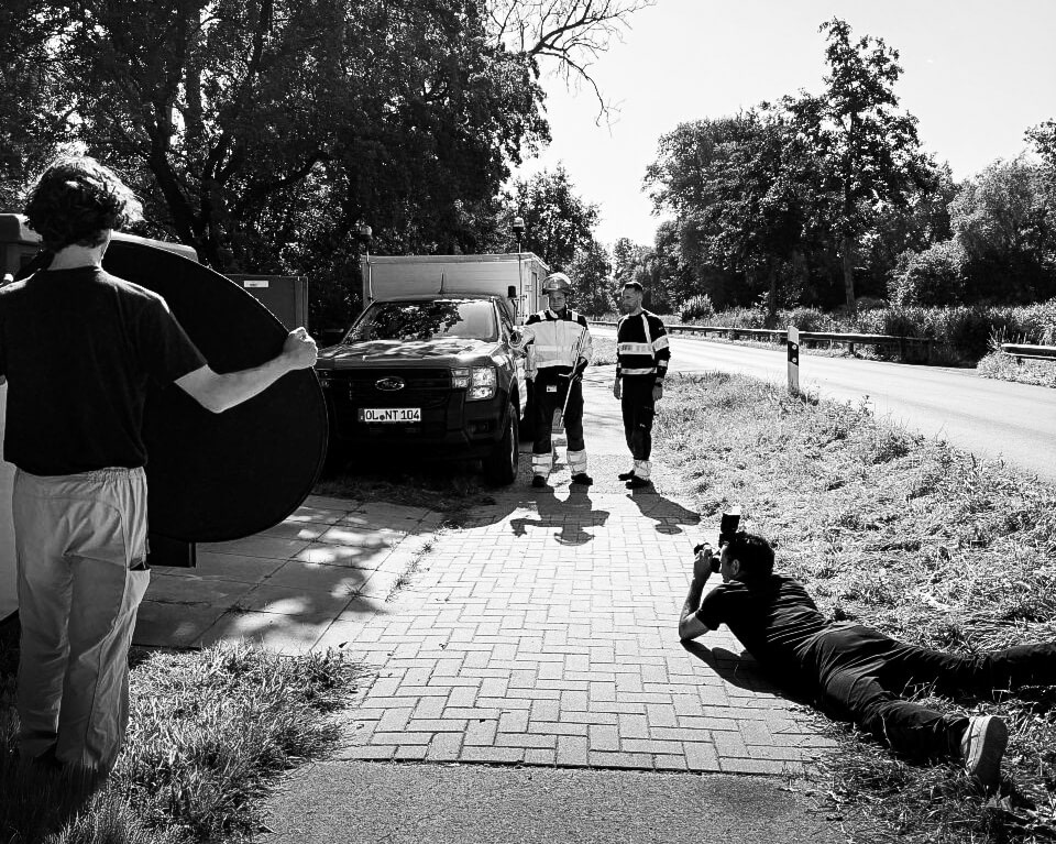 Eigner fotografiert vom Boden aus, Assistent hält Lichtreflektor auf die fotografierte Situation.  Foto: Richard Lerchl