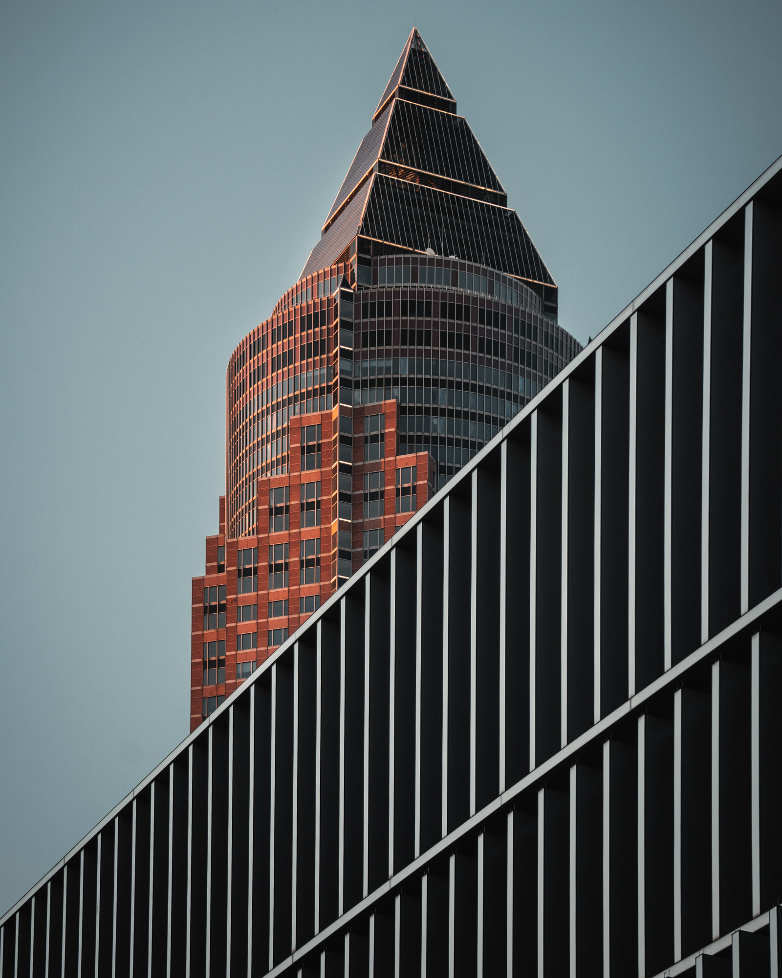 MesseTurm (Architekt: Helmut Jahn) (Frankfurt am Main) mit Skyline Plaza (Architekten: Jost Hering, Gisela Simon, In Zusammenarbeit mit Jourdan & Müller PAS) im Vordergrund. Fotografiert als freies Projekt.
