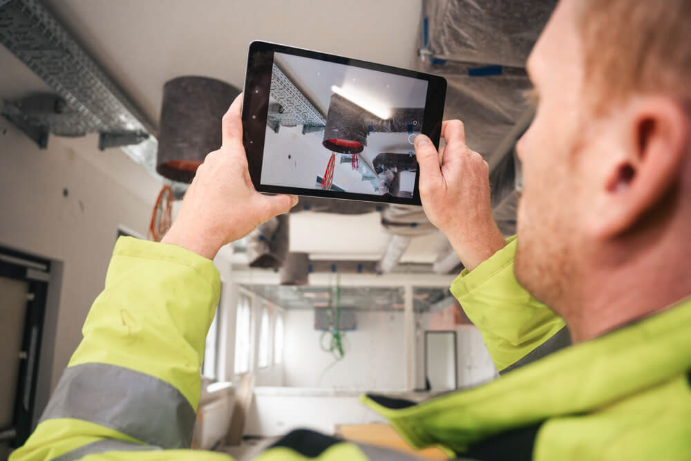 Zum Bildinventar gehört auch die Anwendung der Software (hier bei der Fotodokumentation).