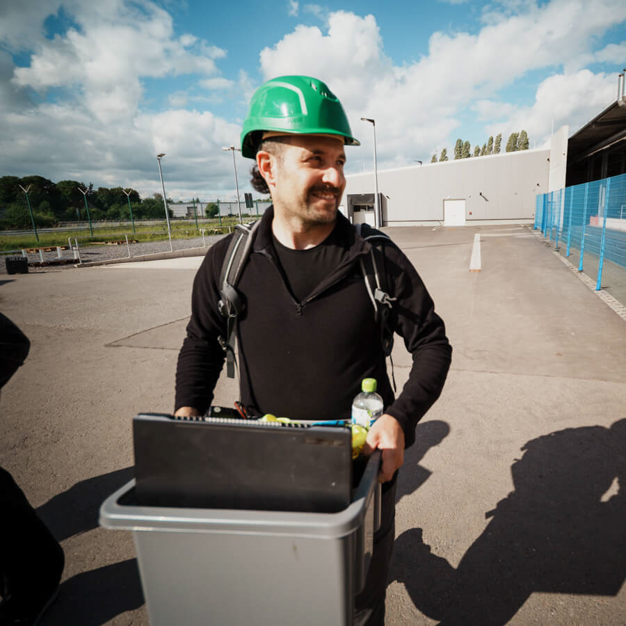 Philipp Eigner trägt Equipment bei einer Industriefotoproduktion. Foto: Richard Lerchl