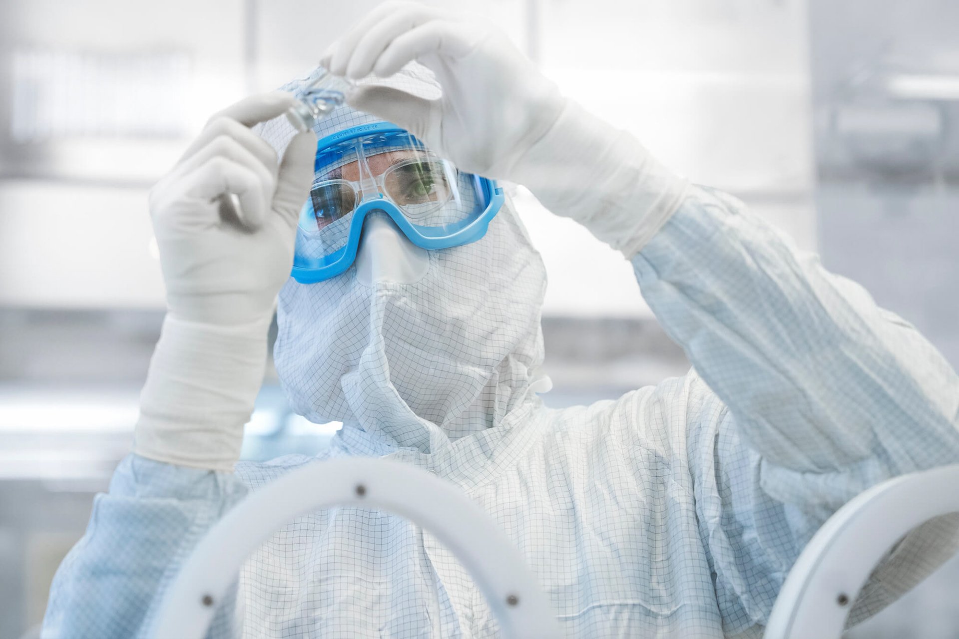 Reinraumfotografie eines Produktionsmitarbeiters der Pharmaindustrie. Fotografie: © Philipp Eigner, Bildretusche: © SOURCE Associates AG