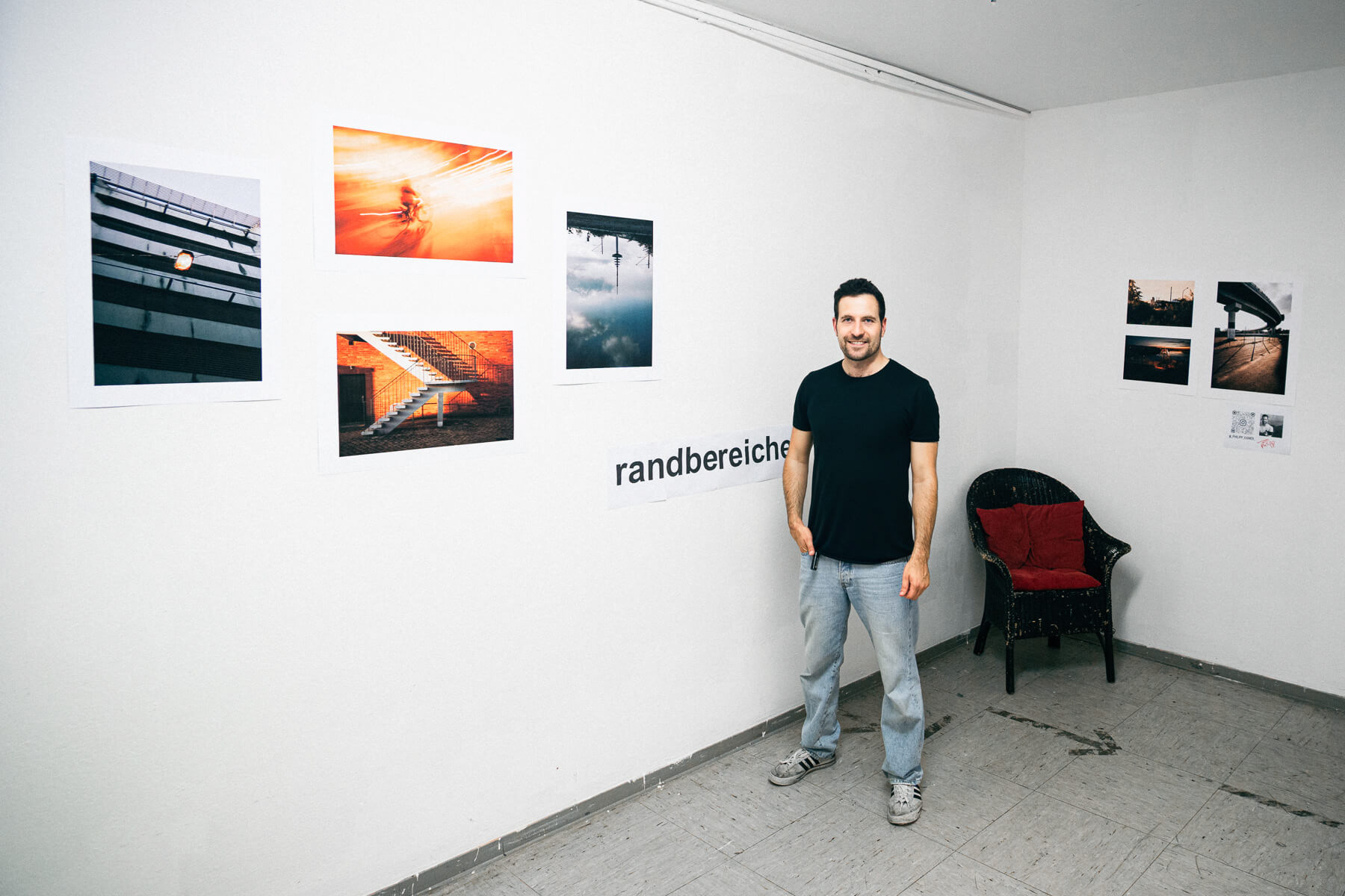 Künstler Philipp Eigner in seiner Fotografieausstellung randbereiche.