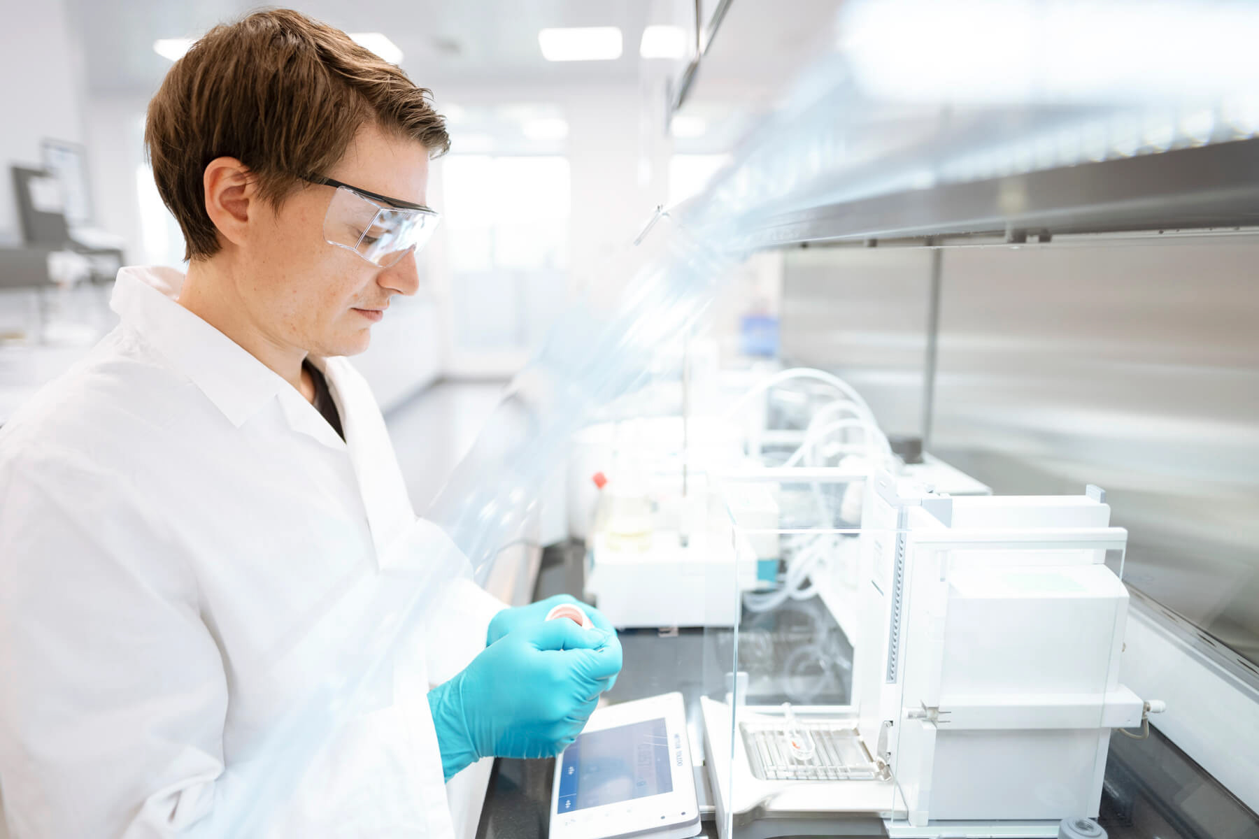 Laborant eines Pharmaunternehmens forscht an einem Laborarbeitsplatz