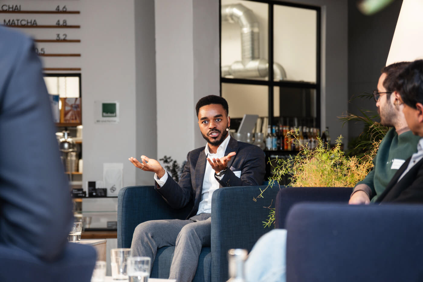 VIPs und Sprecher auf öffentlichen Events fotografieren. Hier: Podiumsdiskussion.