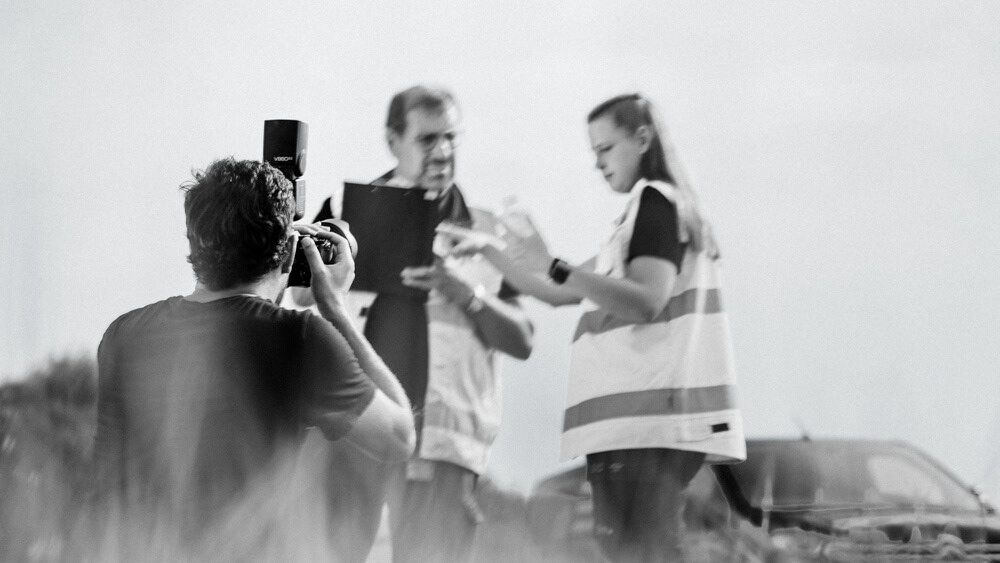 Philipp Eigner fotografiert Auszubildende und Vorarbeiter bei einer Industriefotoproduktion nahe Hamburg. (Foto: Richard Lerchl)
