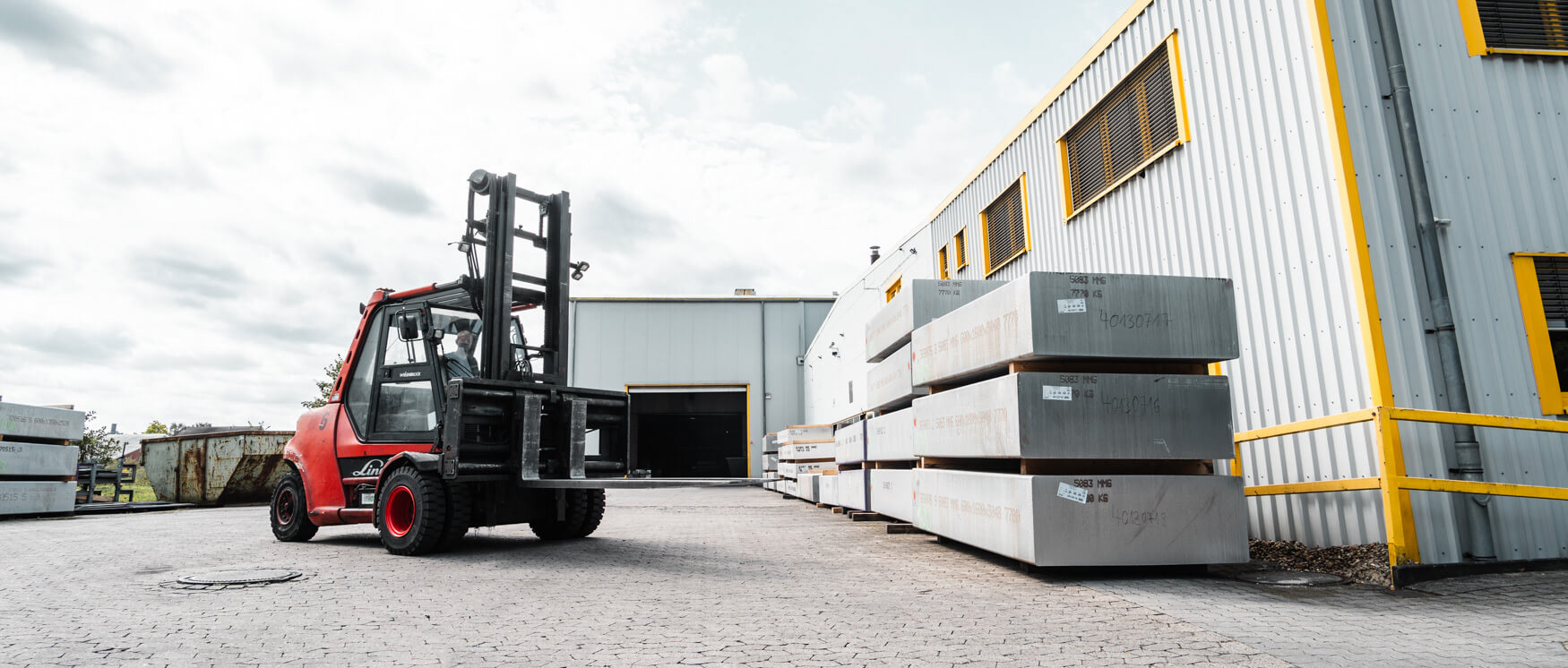 Füllen Sie Ihre Brand Asset Library. Hier Bild eines Gabelstaplers mit Alu-Halbzeugen