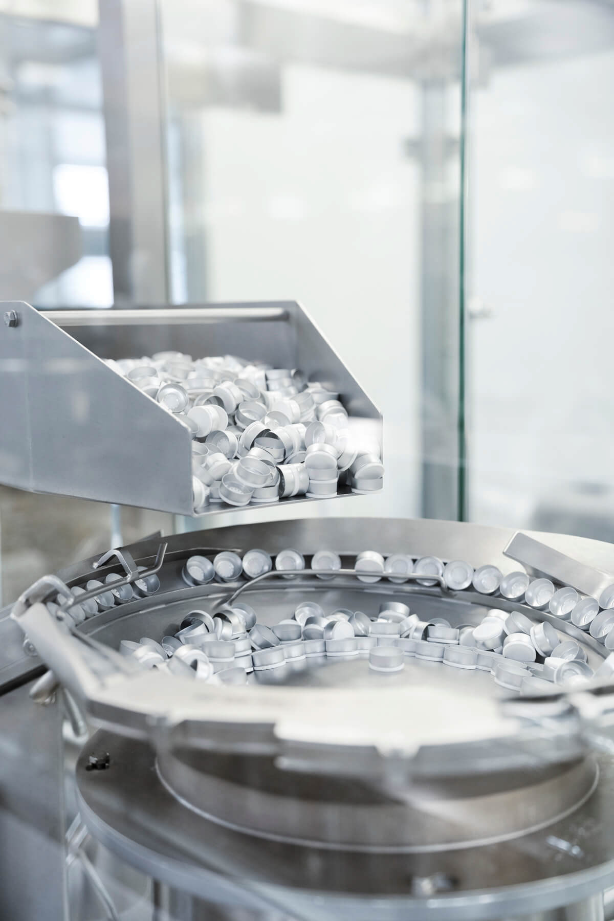 Technikfotografie einer Anlage für Vials im Reinraum. Fotografie: © Philipp Eigner, Bildretusche: © SOURCE Associates AG