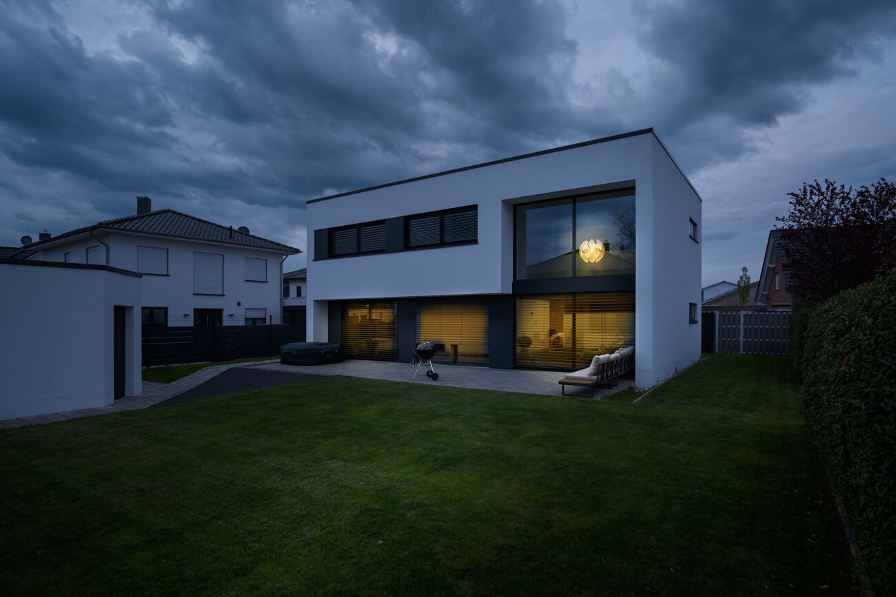 Dieses Bild wurde nachträglich per Bildbearbeitung in die blaue Stunde verlegt. Sie sehen, vieles ist möglich, wenn Ihre Projekterfordernisse nur Shooting zu bestimmten Zeiten zulassen. Fotografiert für M.A. Architekt Pawel Kubisch