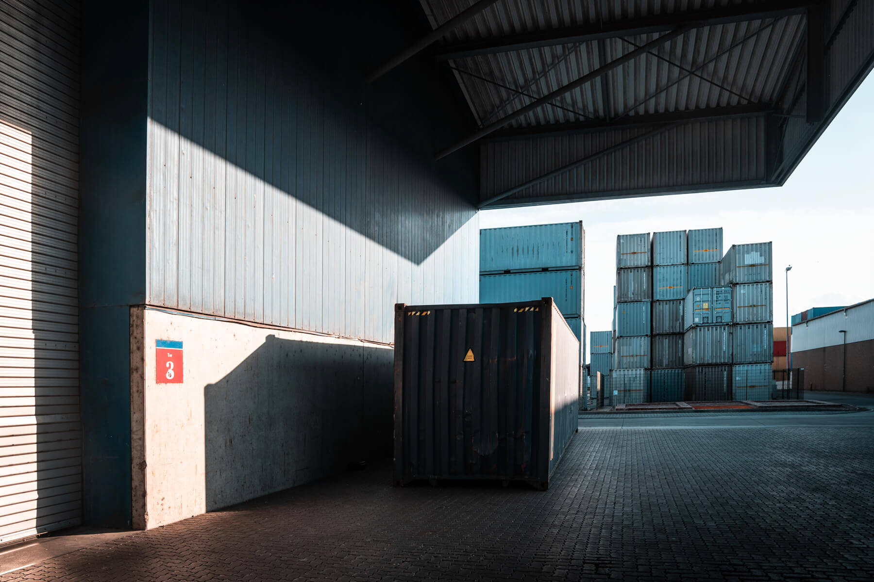 Fotografie eines Industriehafens. Industrie kann einen rauhen Charme haben. Im künstlerischen Teil meiner Arbeit liebe ich es, dieser Rauheit Raum zu geben.