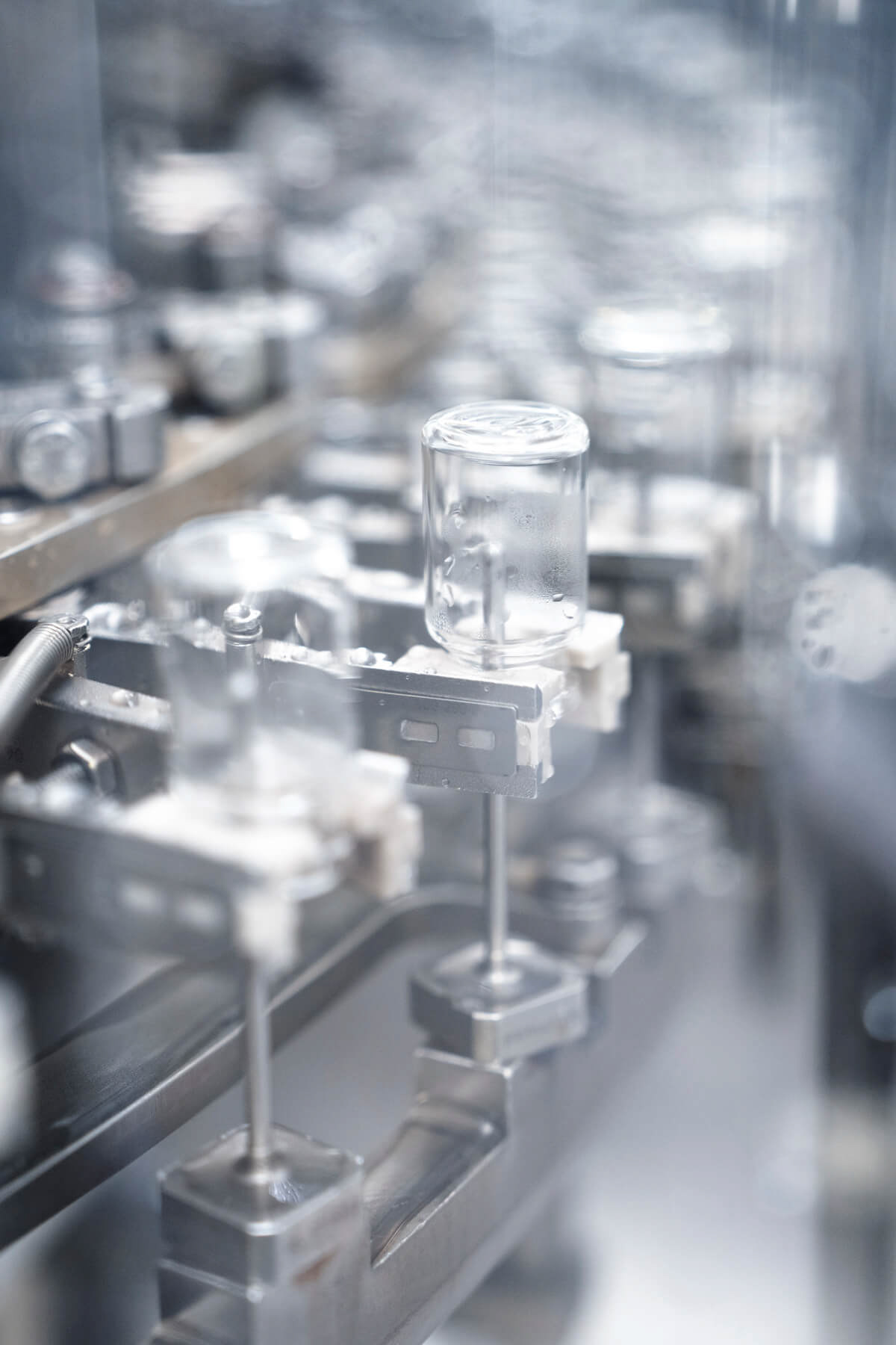 Automatisierte Spülung von Gläschen in der Arzneimittelproduktion.
