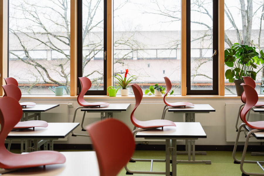 Helles Klassenzimmer der OBS Marklohe mit Blick ins Grüne (Arge Trapez Architektur / eggersmende architekten) – Innenarchitektur-Fotografie.