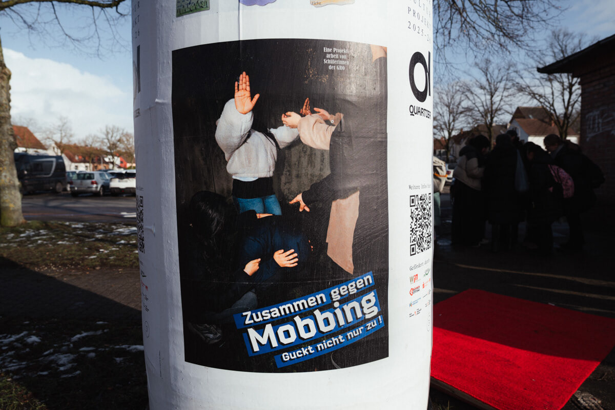 Plakat Zusammen gegen Mobbing, auf der Litfasssäule in Bremen Vegesack
