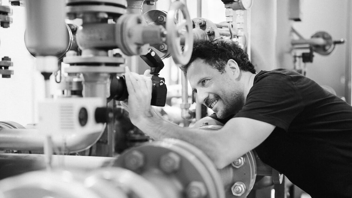 Philipp Eigner beim Fotoshooting in einer Industrieanlage © Richard Lerchl