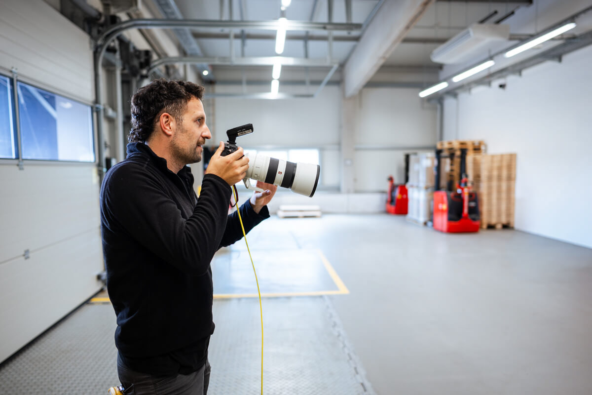 Philipp Eigner, Fotograf für Hamburger Industrieunternehmen, ist fokusiert bei der Arbeit. Foto: Richard Lerchl