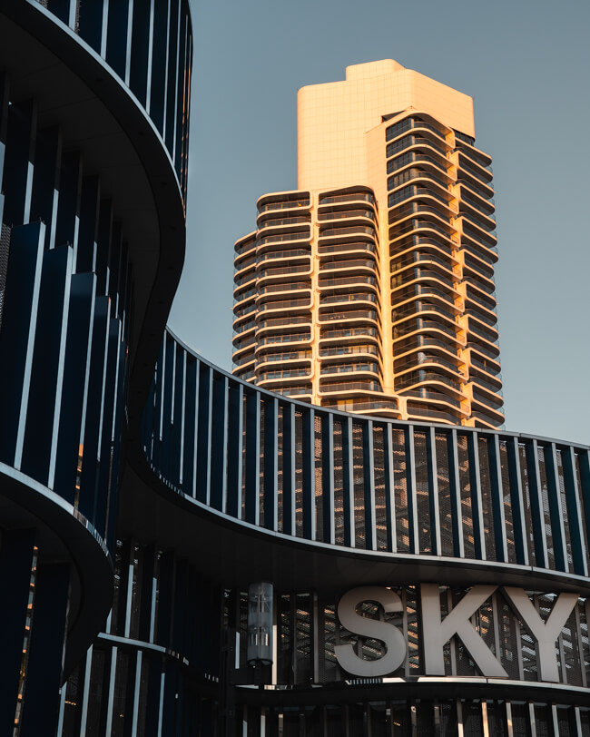 Skyline Plaza (Arch.: Jost Hering, Gisela Simon, In Zus.-arbeit mit Jourdan & Müller PAS), Grand Tower im Hintergrund (Arch.: Magnus Kaminiarz & Cie).  Architekturfotografie, freie Arbeit