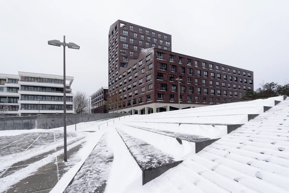 Verschneites Lofthaus Nord am Europahafenkopf Bremen von COBE und glhb Architekten – Architekturfotografie, freie Arbeit