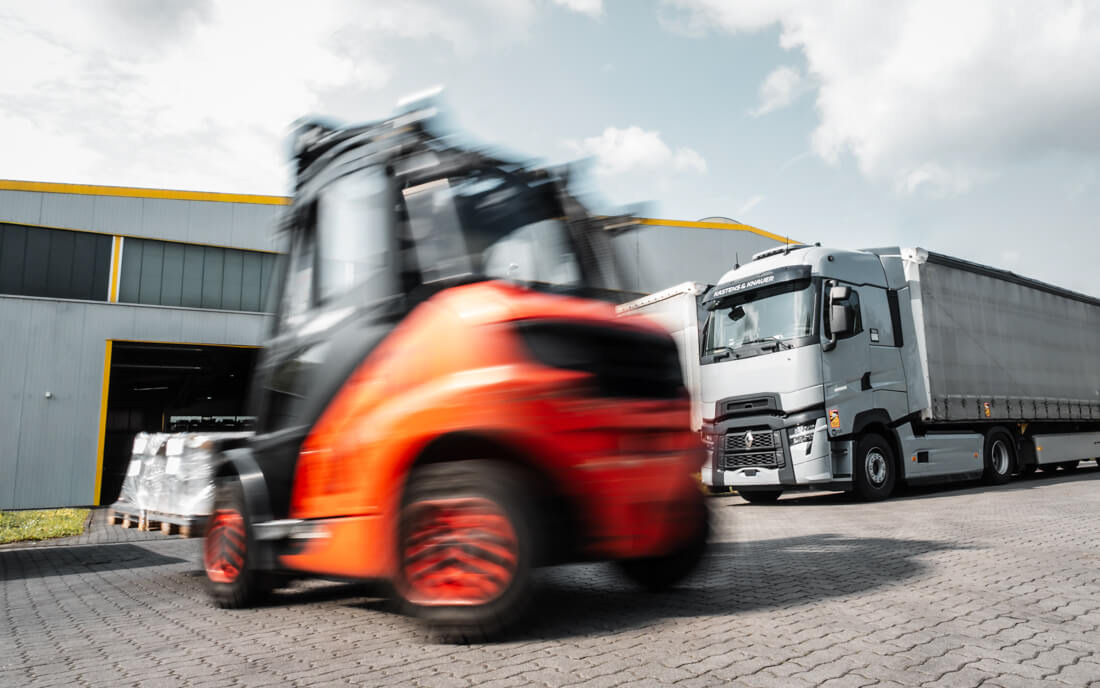 Dynamische Fotografie industrieller Prozesse in Bremen und umzu: roter Gabelstapler fährt schnell durchs Bild