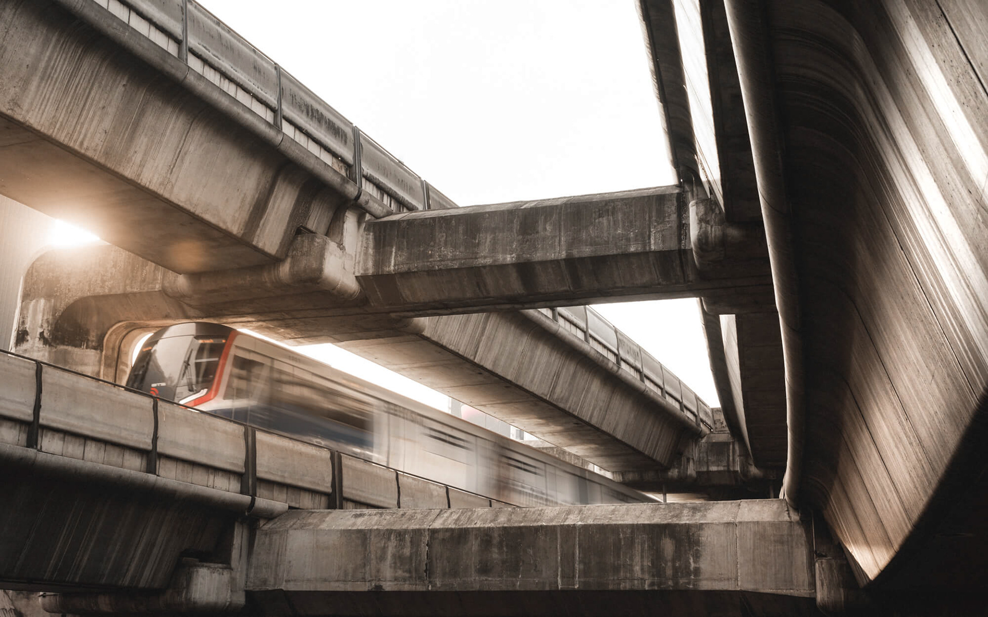 Architekturfotografie Hamburg, Bremen, Hannover. Zusammenwirken von Stadtarchitektur und öffentlichem Nahverkehr. Dynamik trifft Statik.